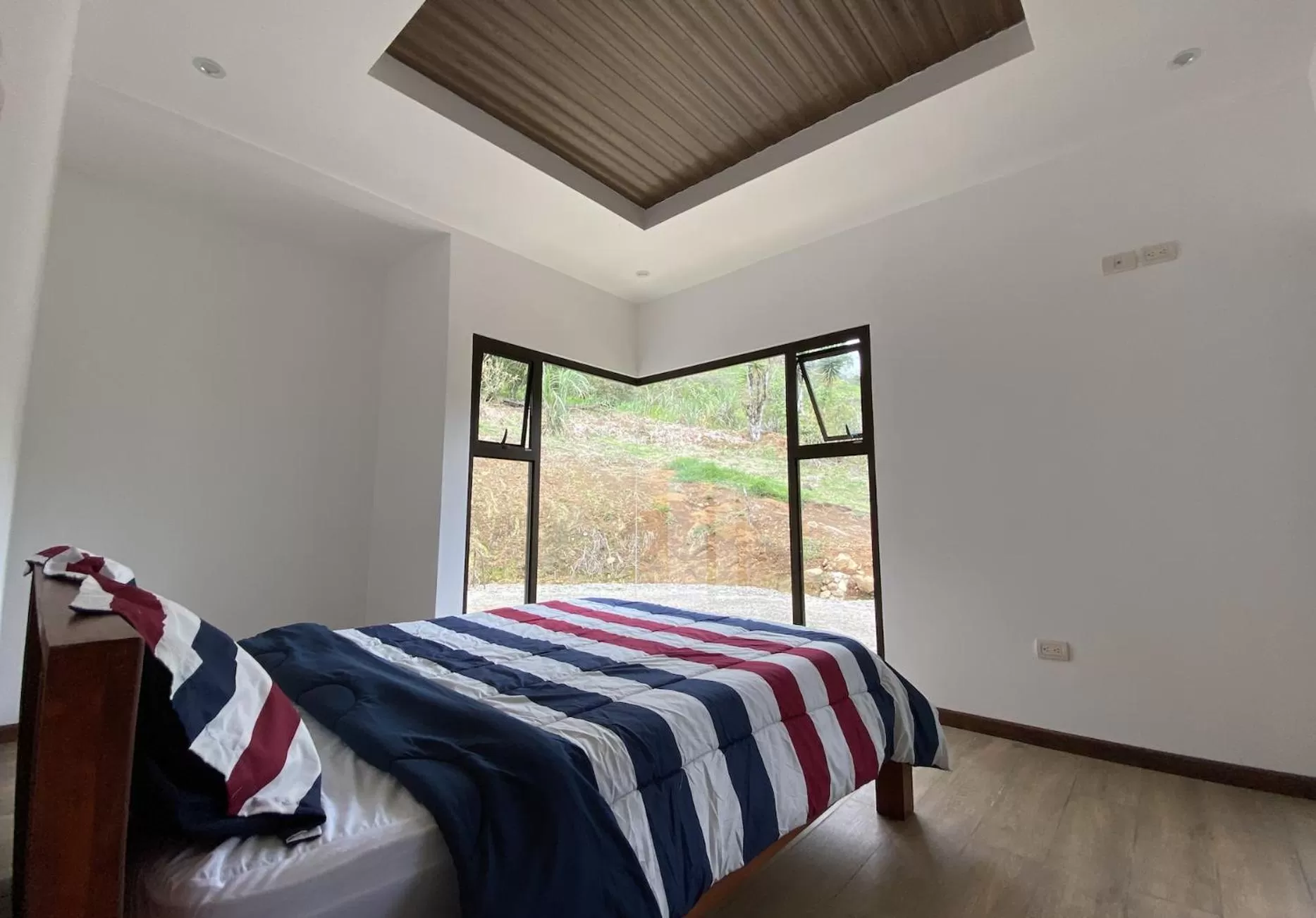 Bed in Arte de Plumas birding lodge