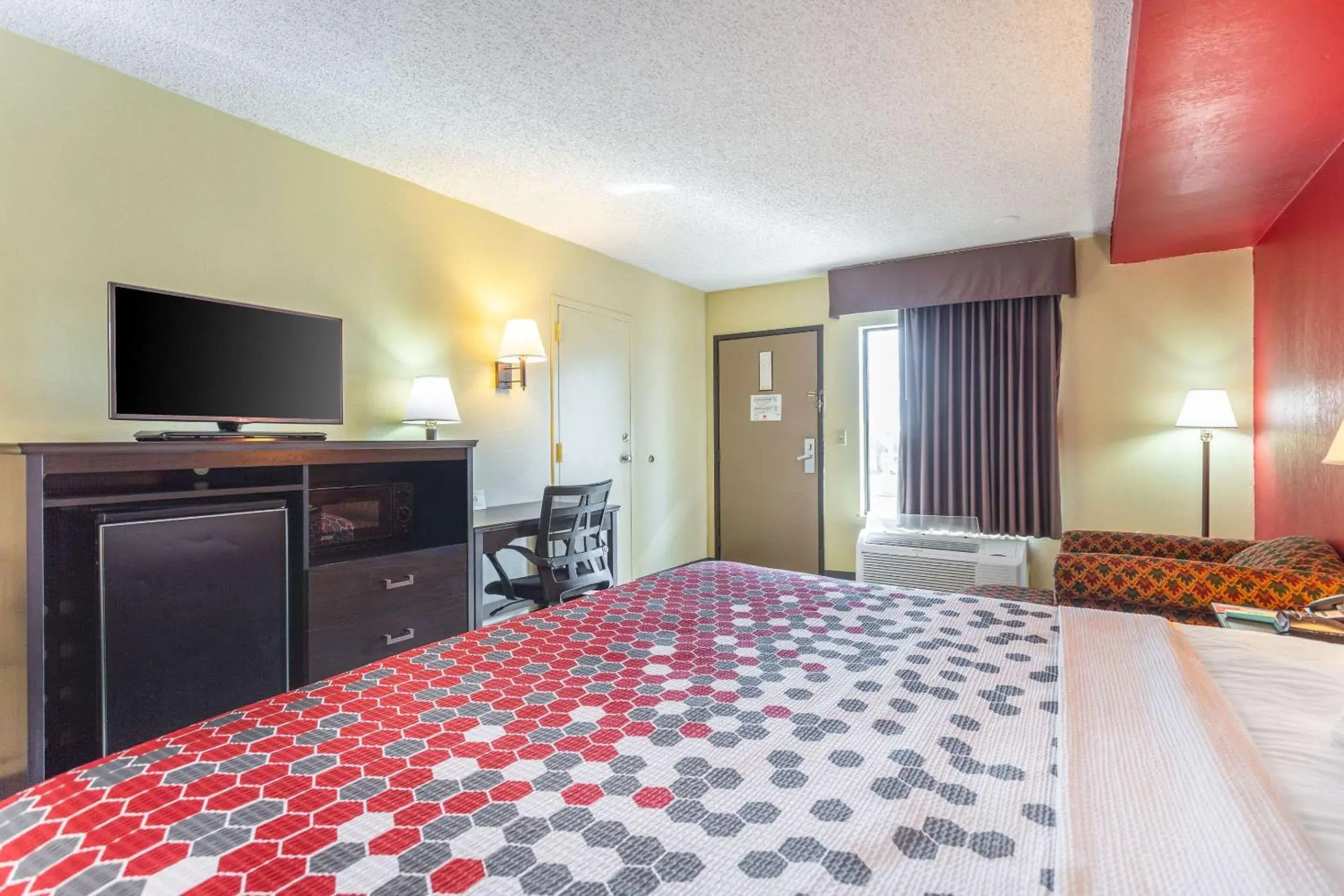 Photo of the whole room, Bed in Econo Lodge & Suites Clarksville