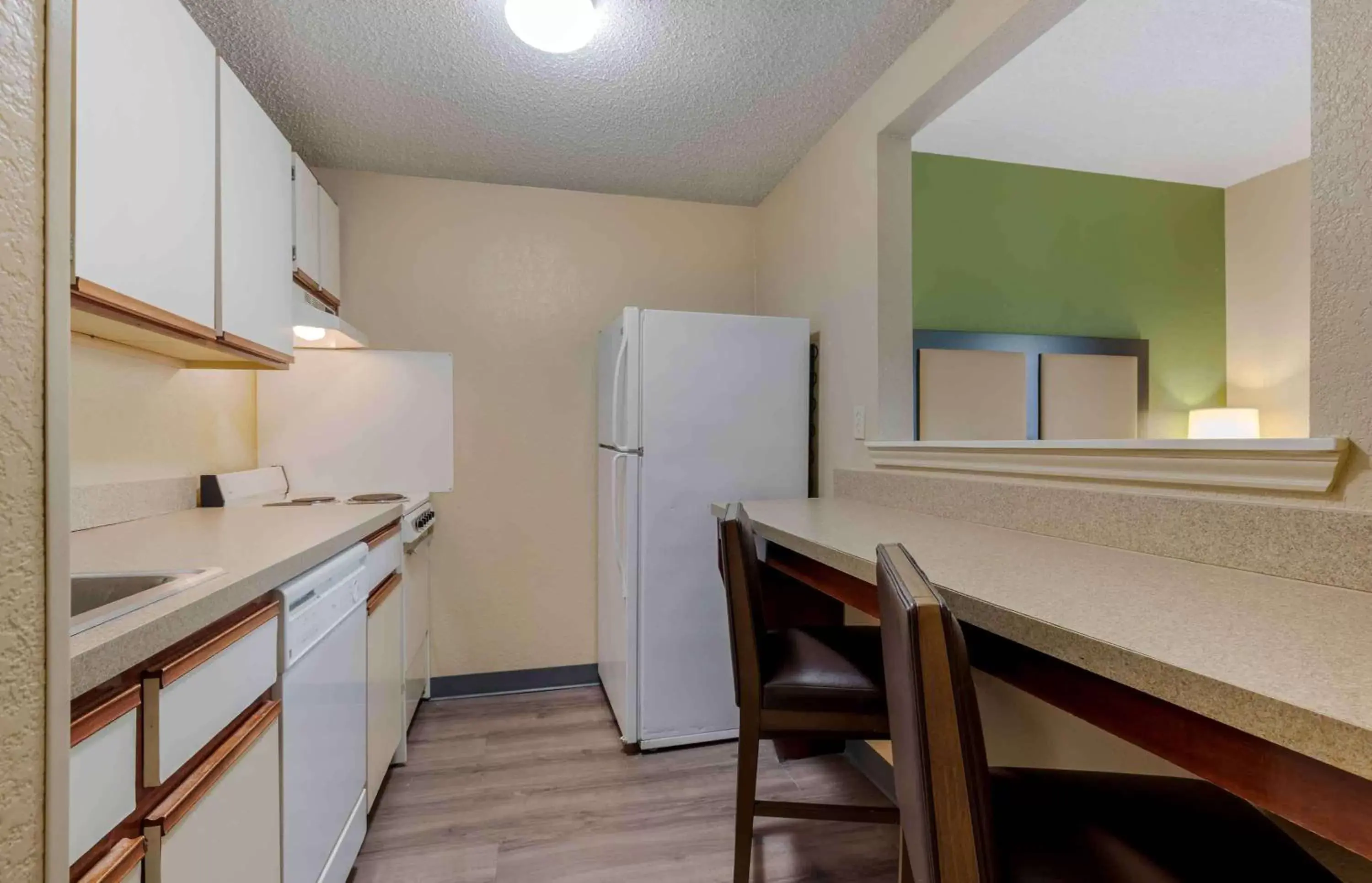 Bedroom, Kitchen/Kitchenette in Extended Stay America Select Suites - Dallas - Las Colinas - Meadow Creek Dr