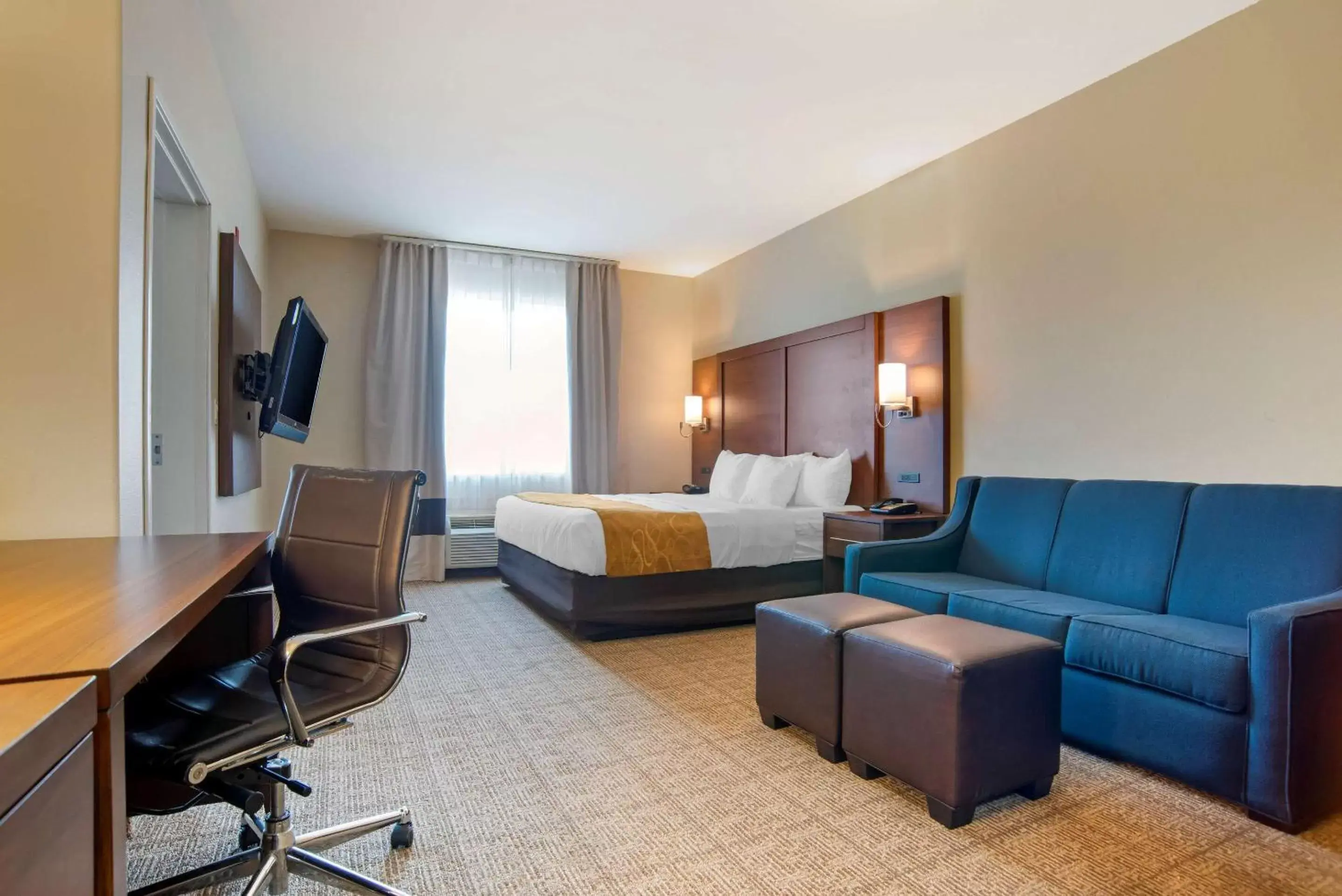 Photo of the whole room, Seating Area in Comfort Suites Alexandria