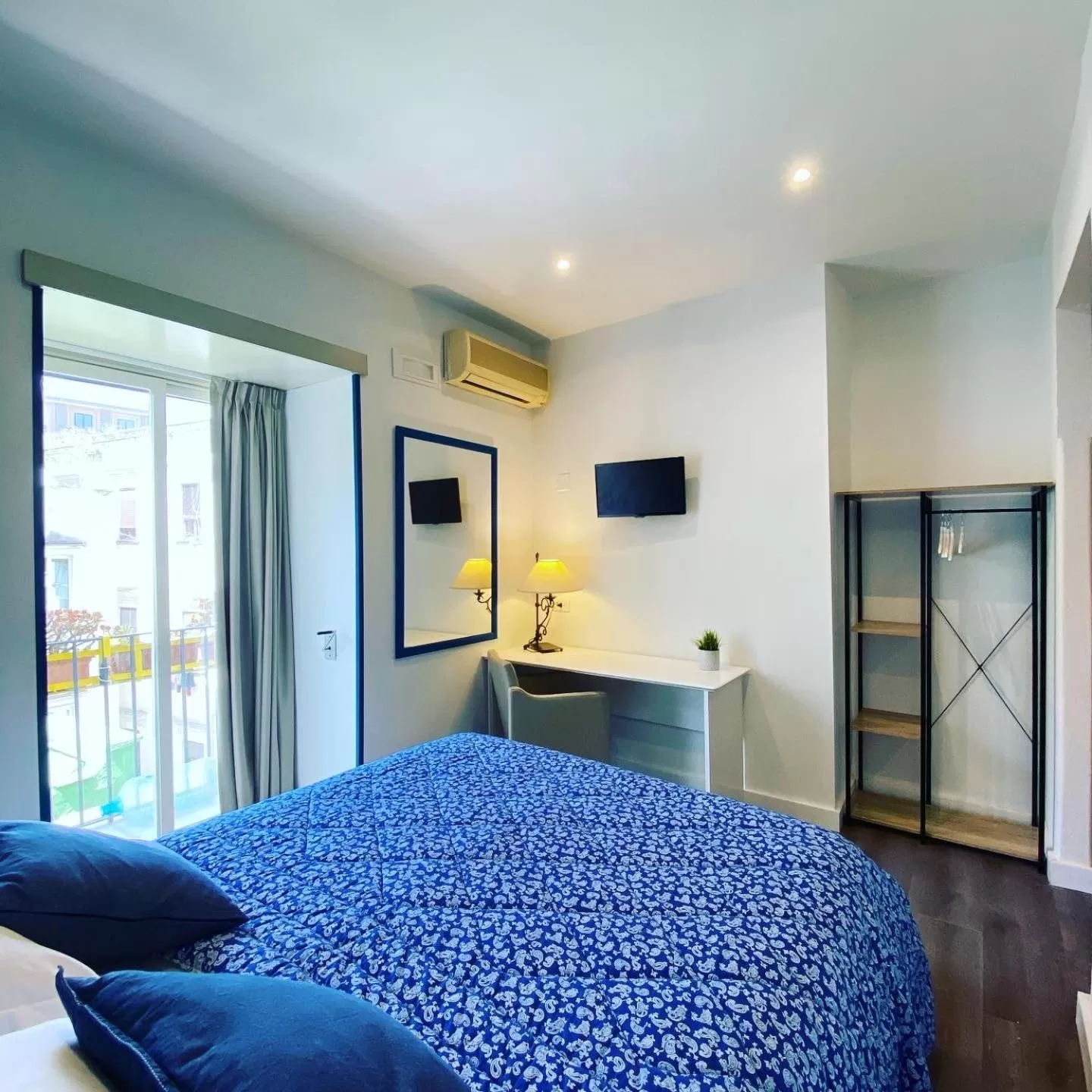 Photo of the whole room, Bed in Hotel Europeo Napoli