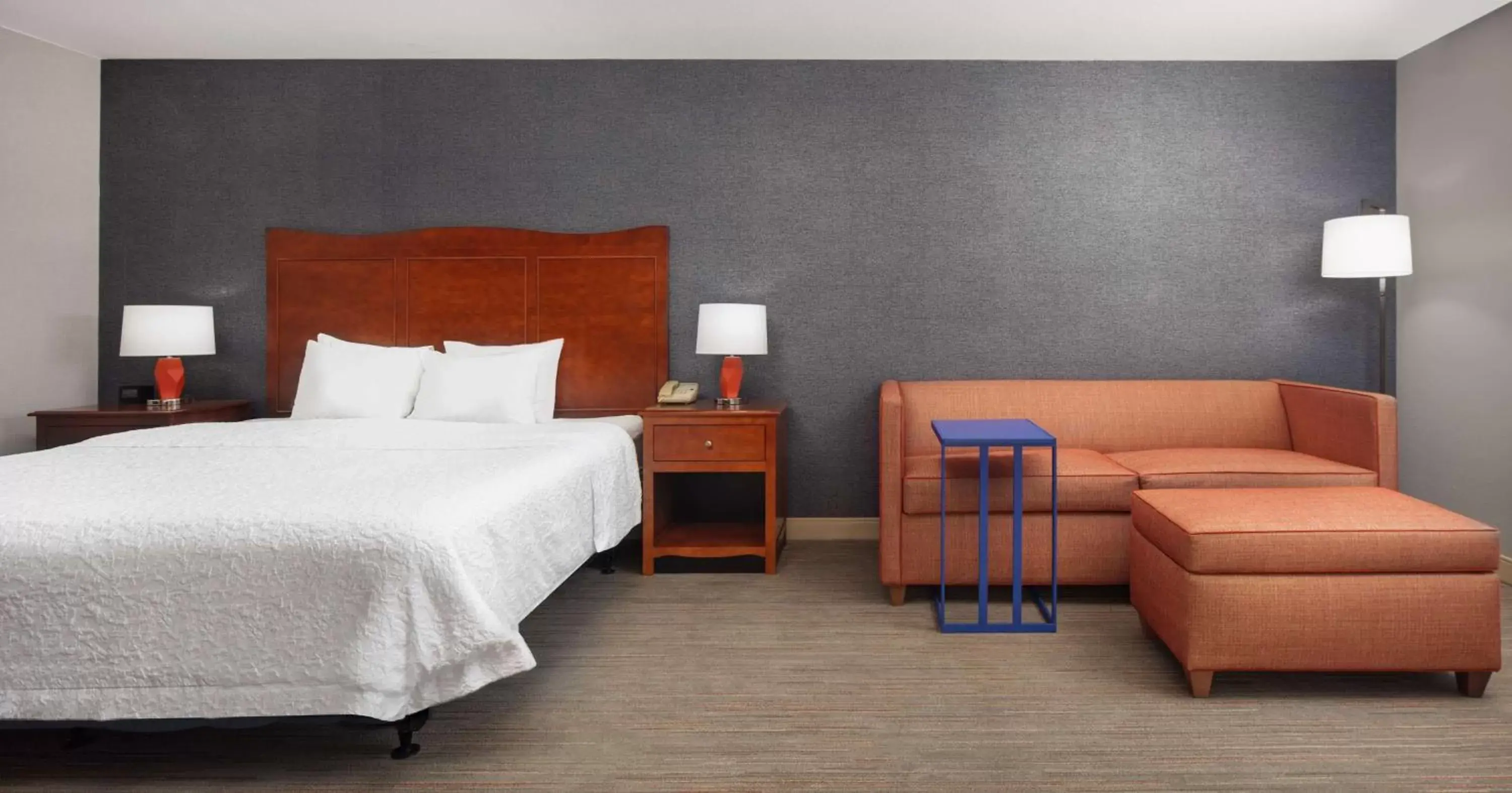 Living room, Bed in Hampton Inn Medford Living room, Bed in Hampton Inn Medford