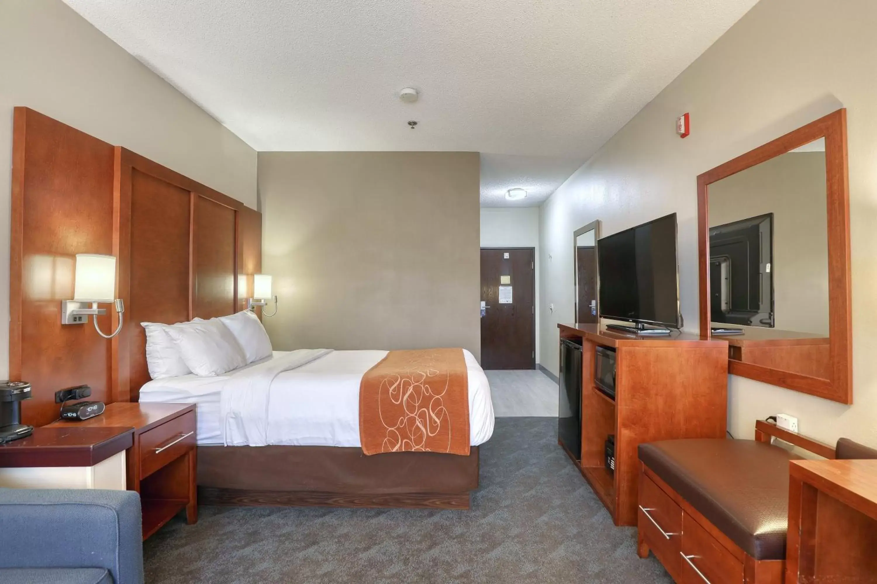 Photo of the whole room in Comfort Suites Appleton Airport