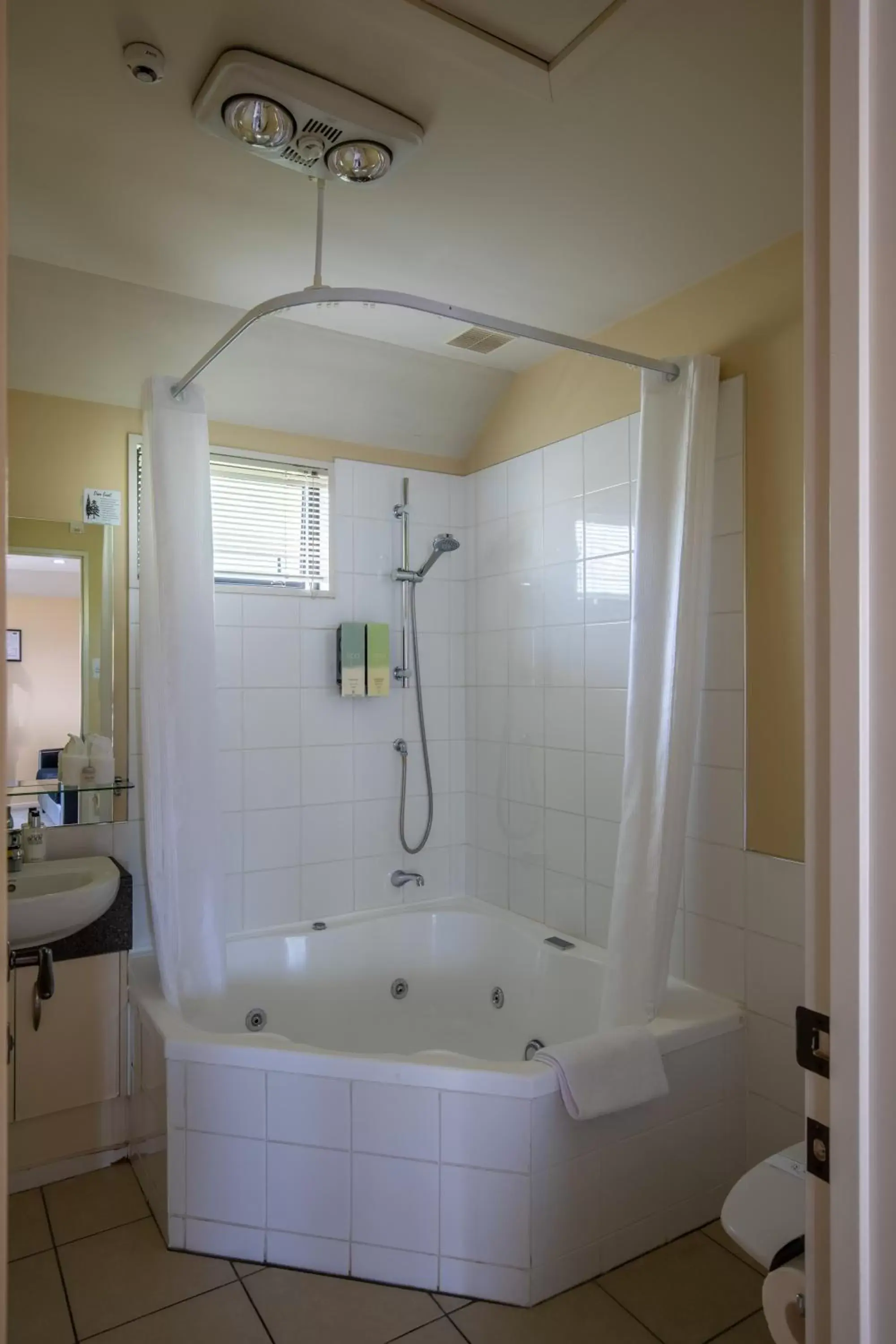 Hot Tub, Bathroom in ASURE Abbella Lodge Motel