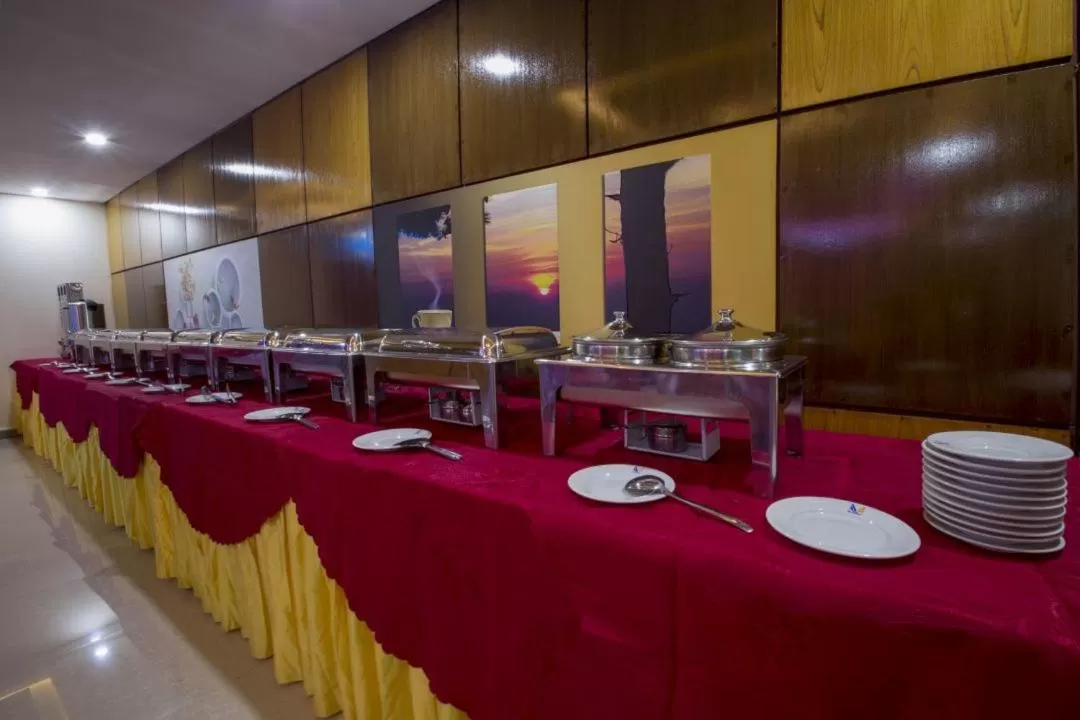 Restaurant/places to eat in Hotel Mira Garden