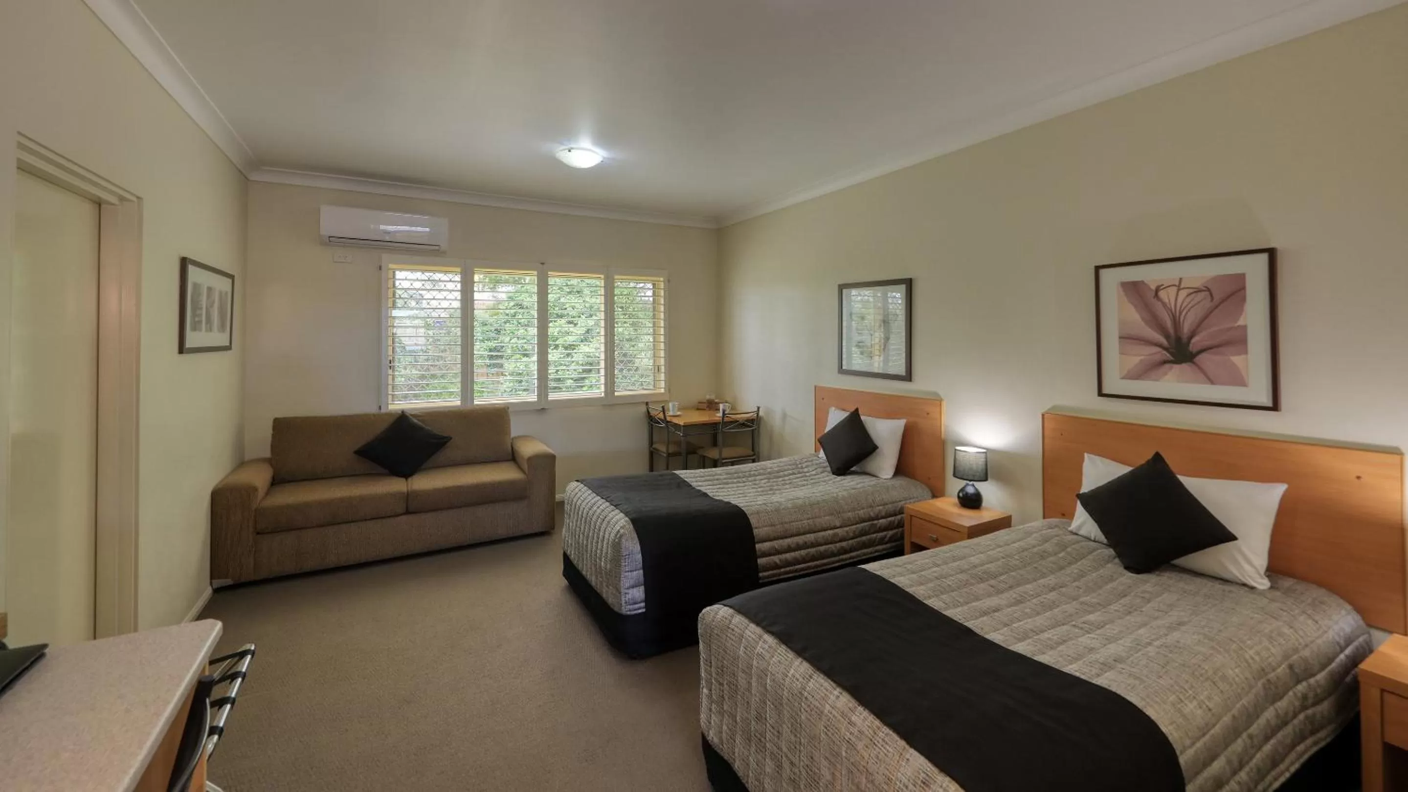 Bed in Country Roads Motor Inn