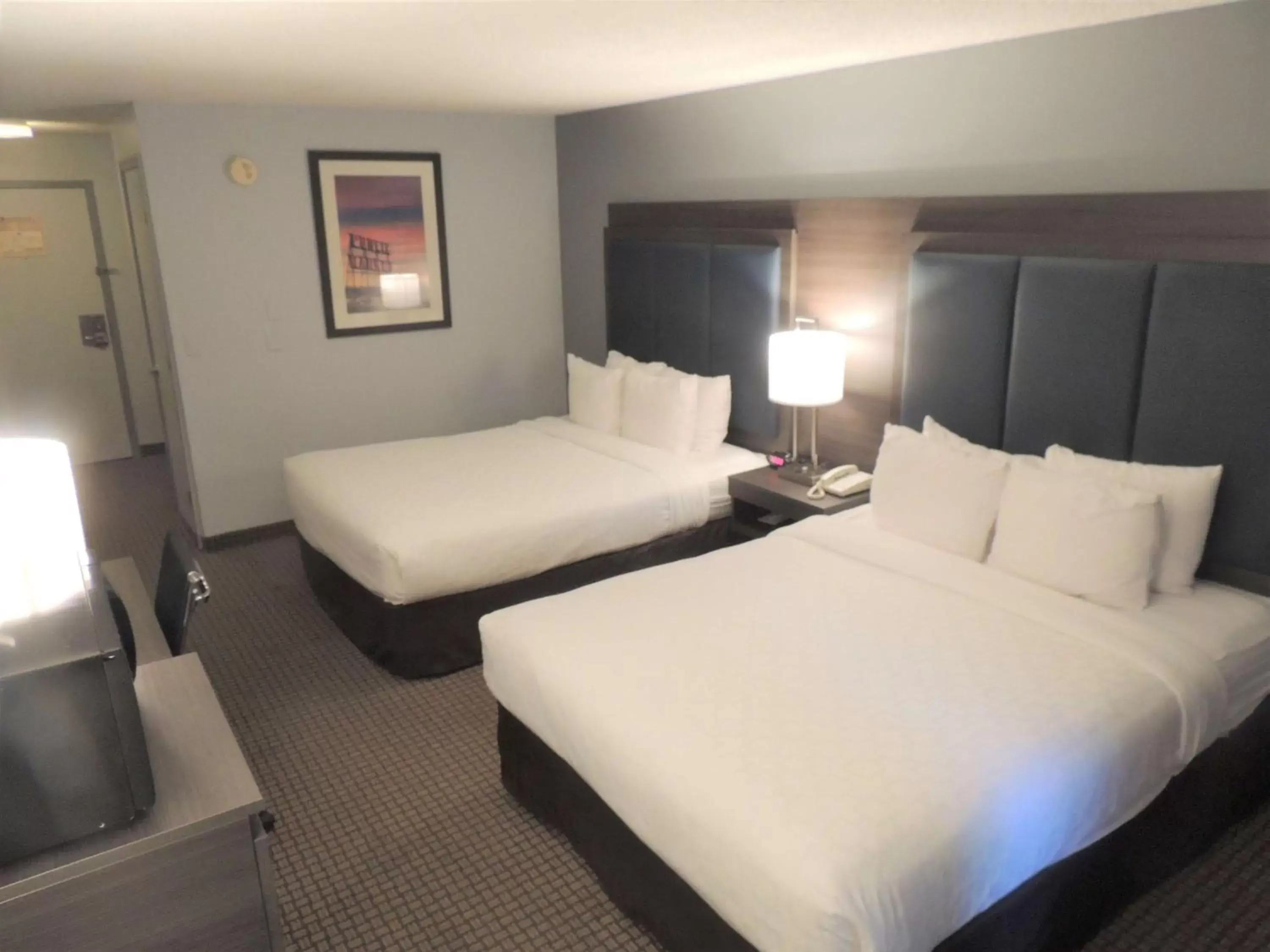 Photo of the whole room, Bed in SureStay Hotel by Best Western SeaTac Airport North