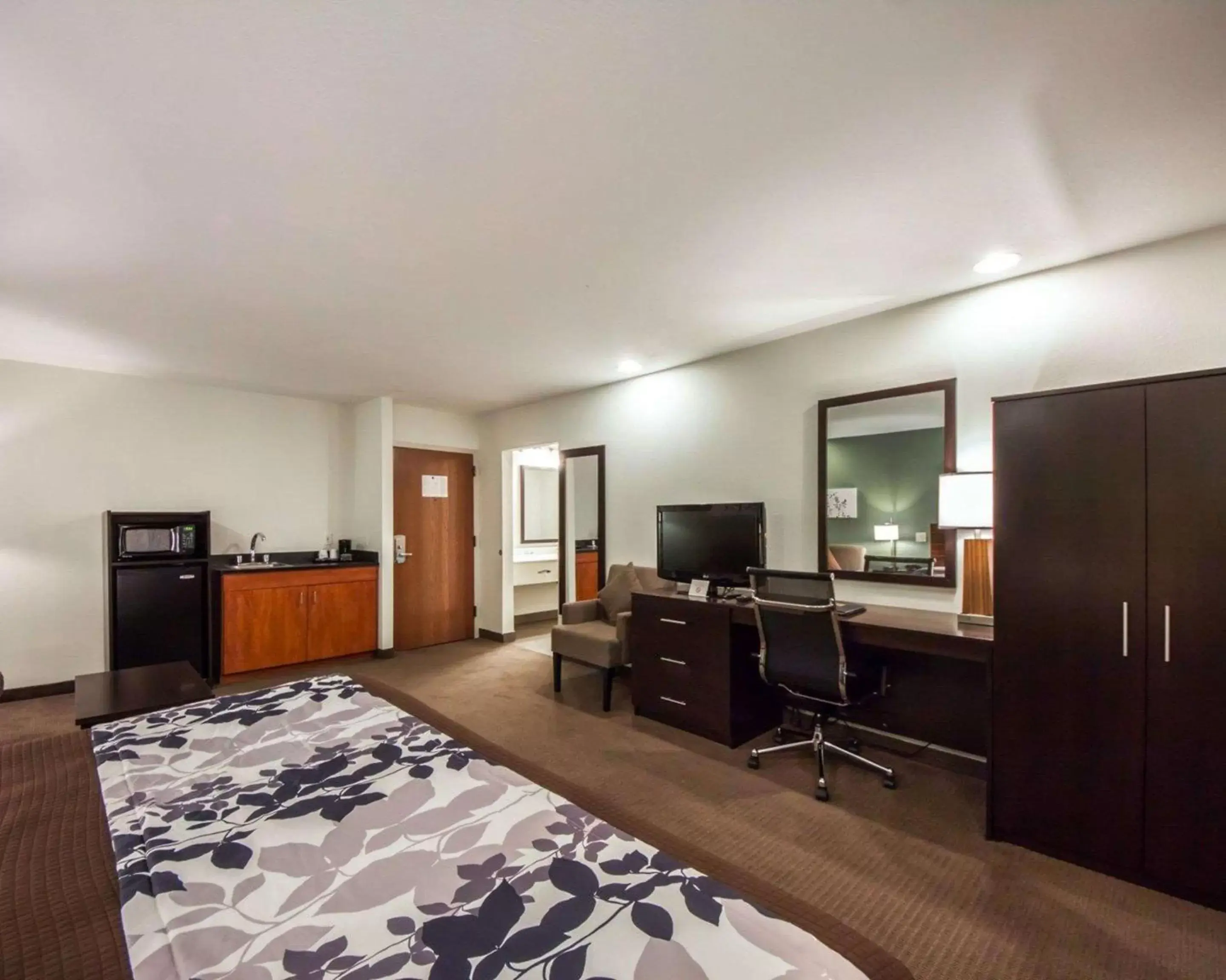 Photo of the whole room, TV/Entertainment Center in Sleep Inn & Suites Edmond near University