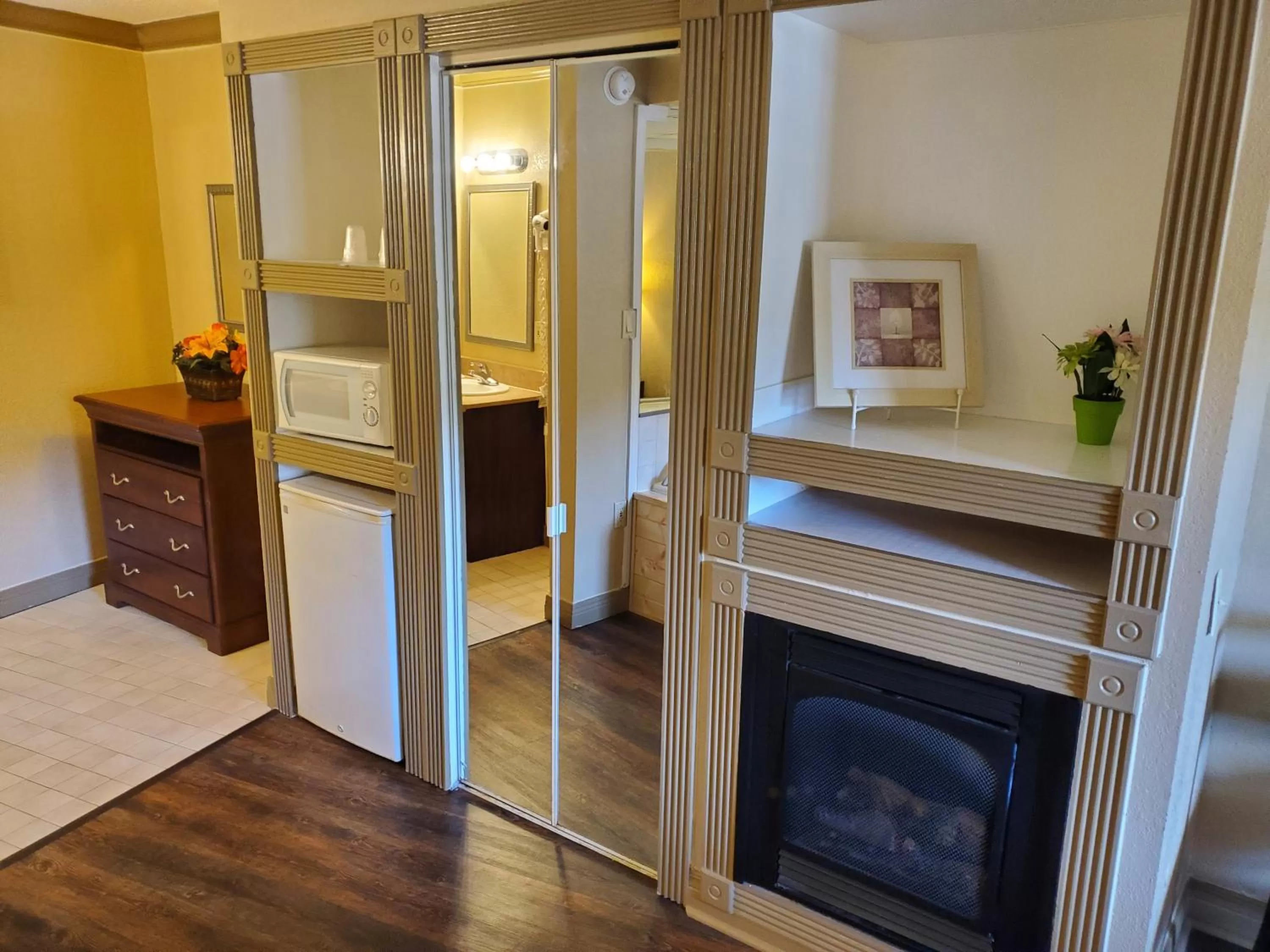Photo of the whole room, Bunk Bed in Colonial House Motel