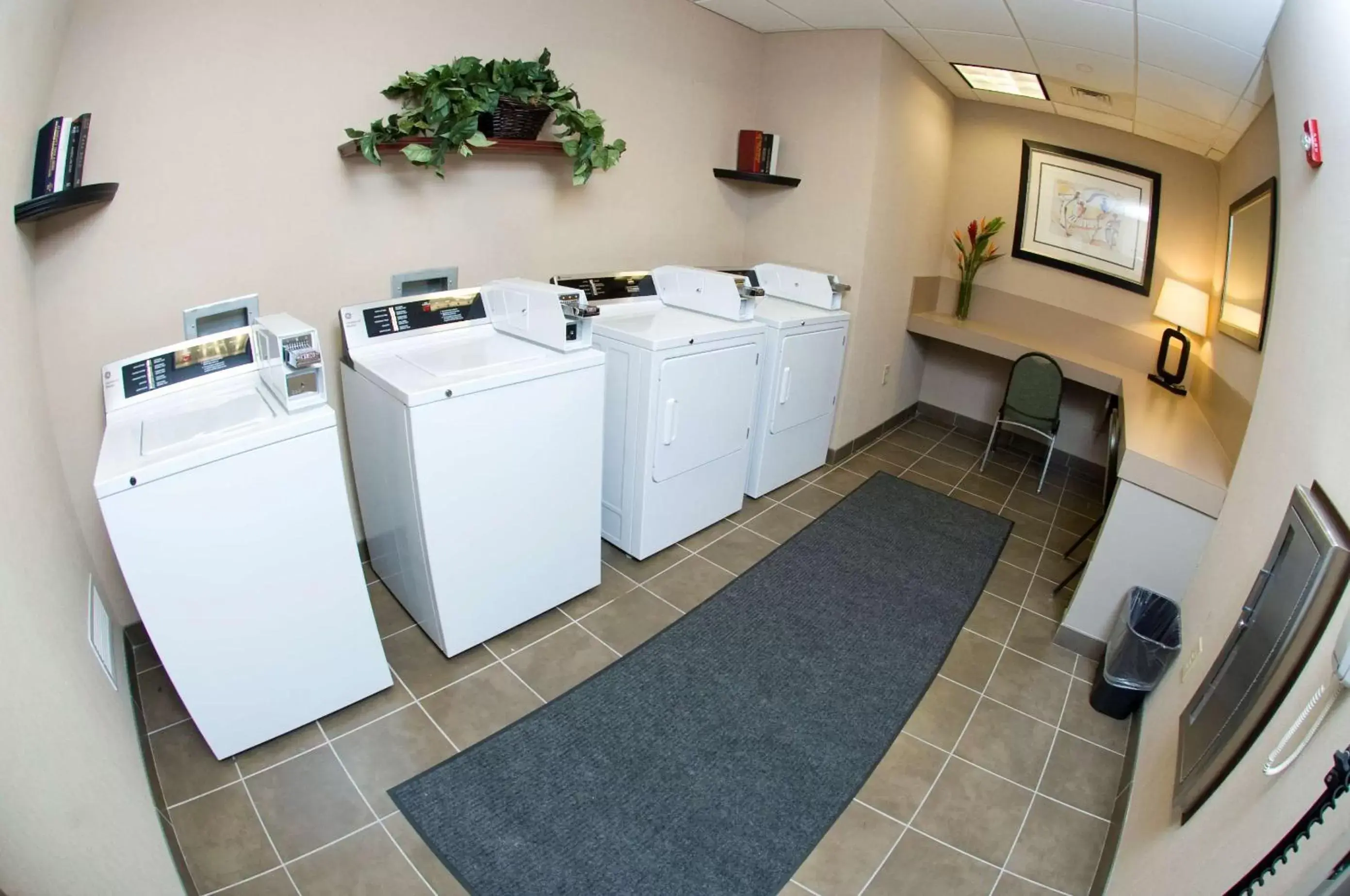 Property building, Kitchen/Kitchenette in Hampton Inn & Suites Nashville-Downtown