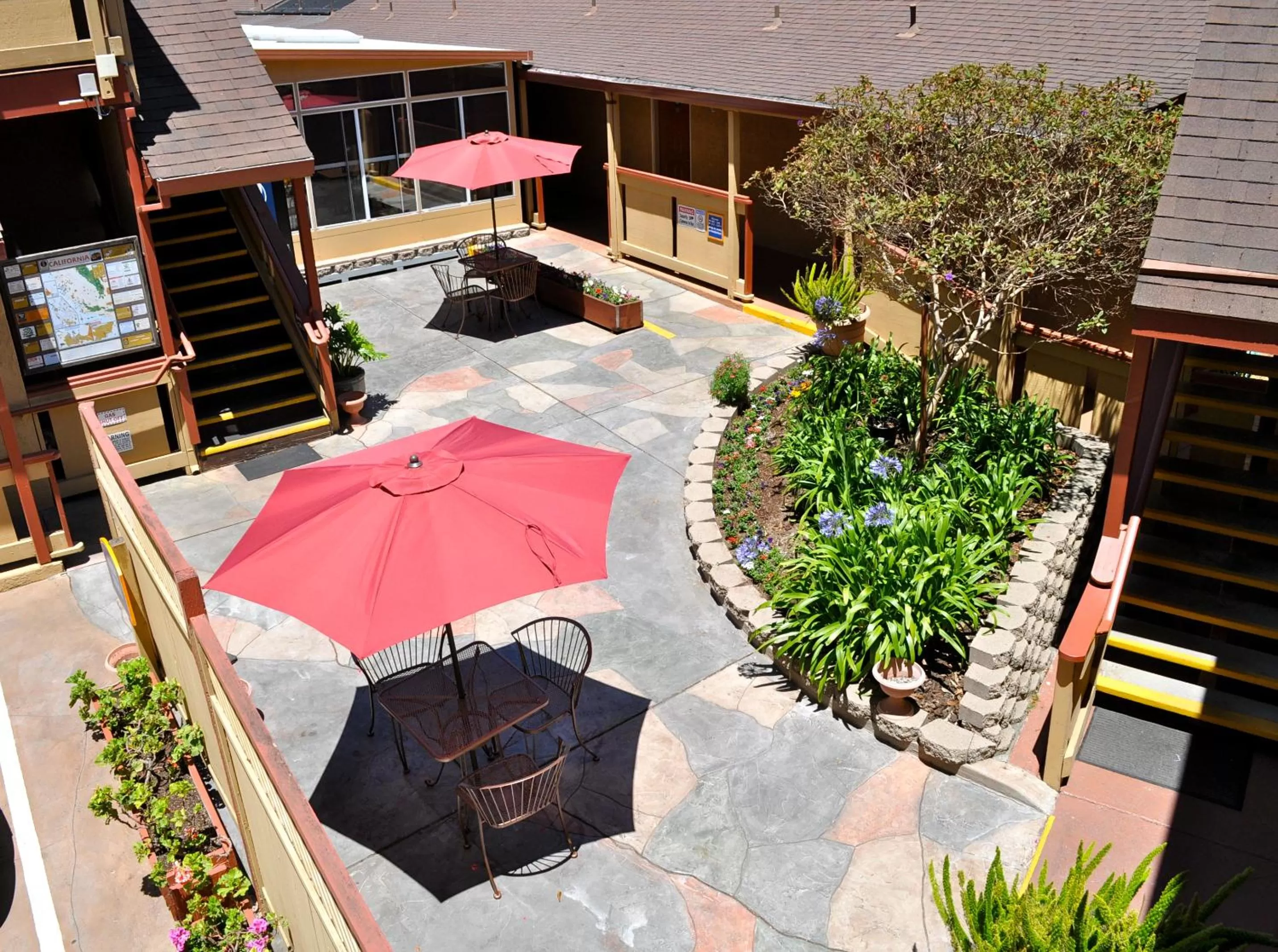 Property building in Howard Johnson by Wyndham Santa Cruz