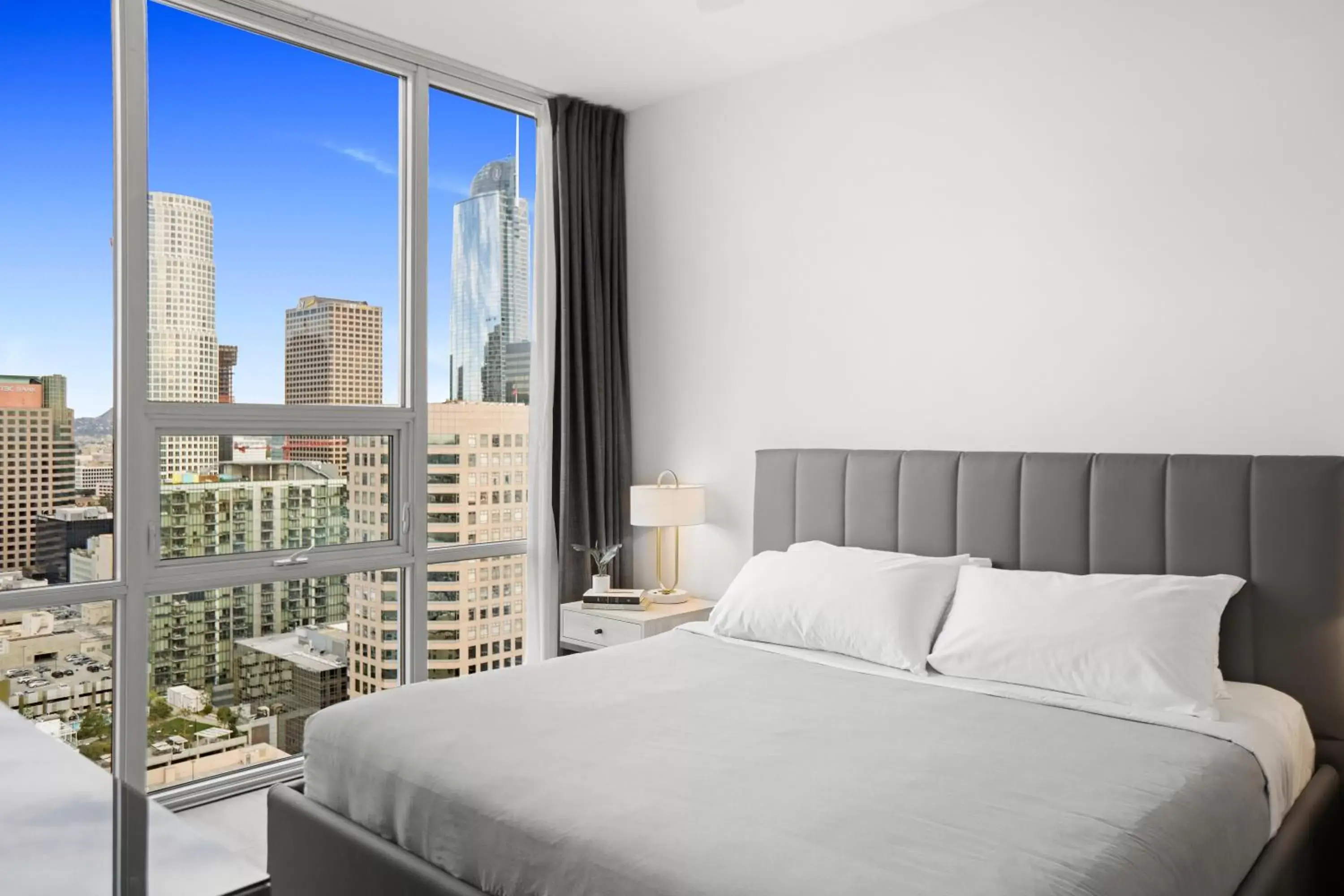 Bed in Level Los Angeles - Downtown South Olive