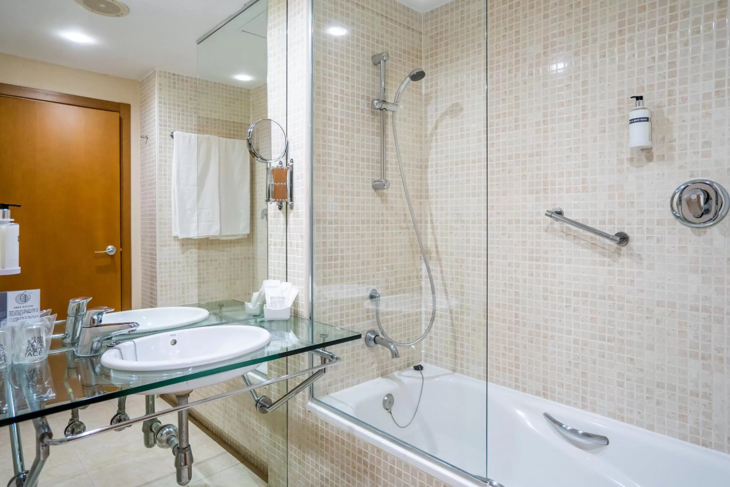 Bathroom in Posadas De España Paterna