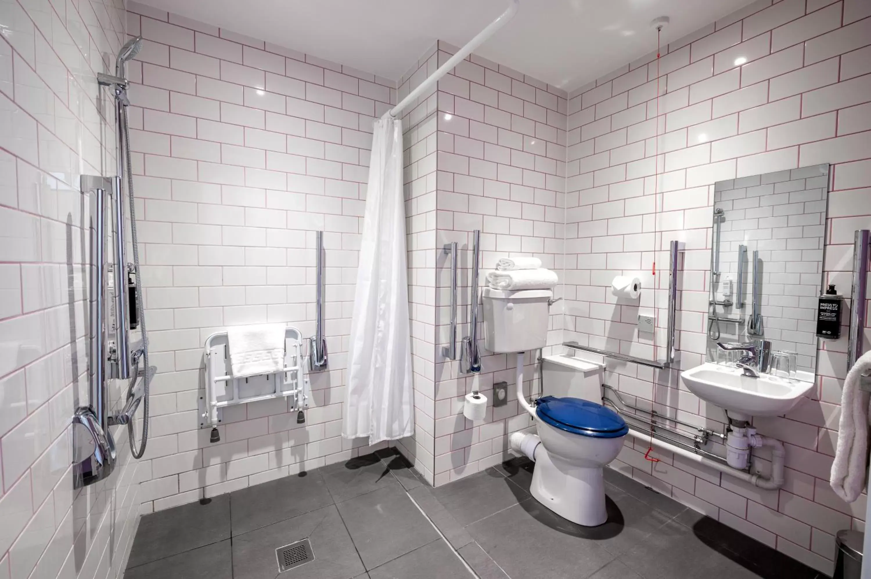 Bedroom, Bathroom in ibis Styles Glasgow Centre George Square