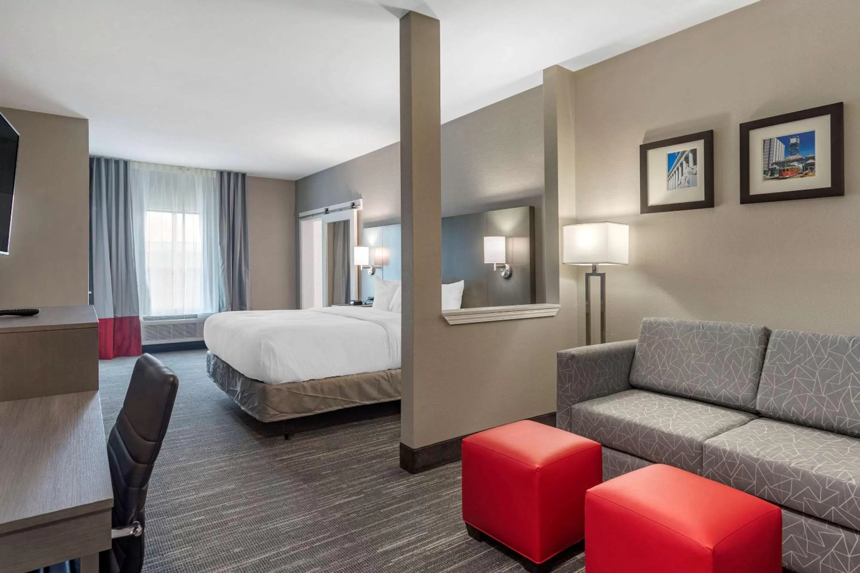 Photo of the whole room, Bed in Comfort Inn & Suites