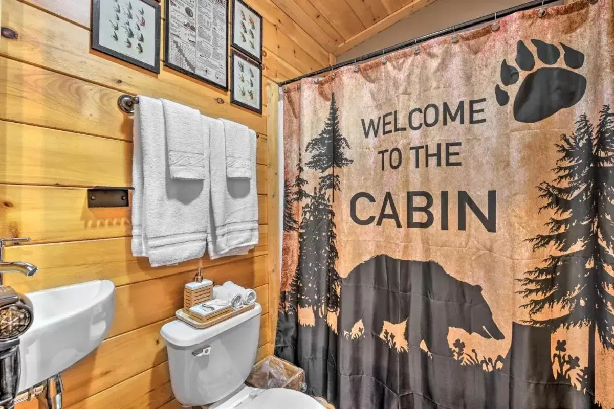 Bathroom in The Lodge Nantahala River