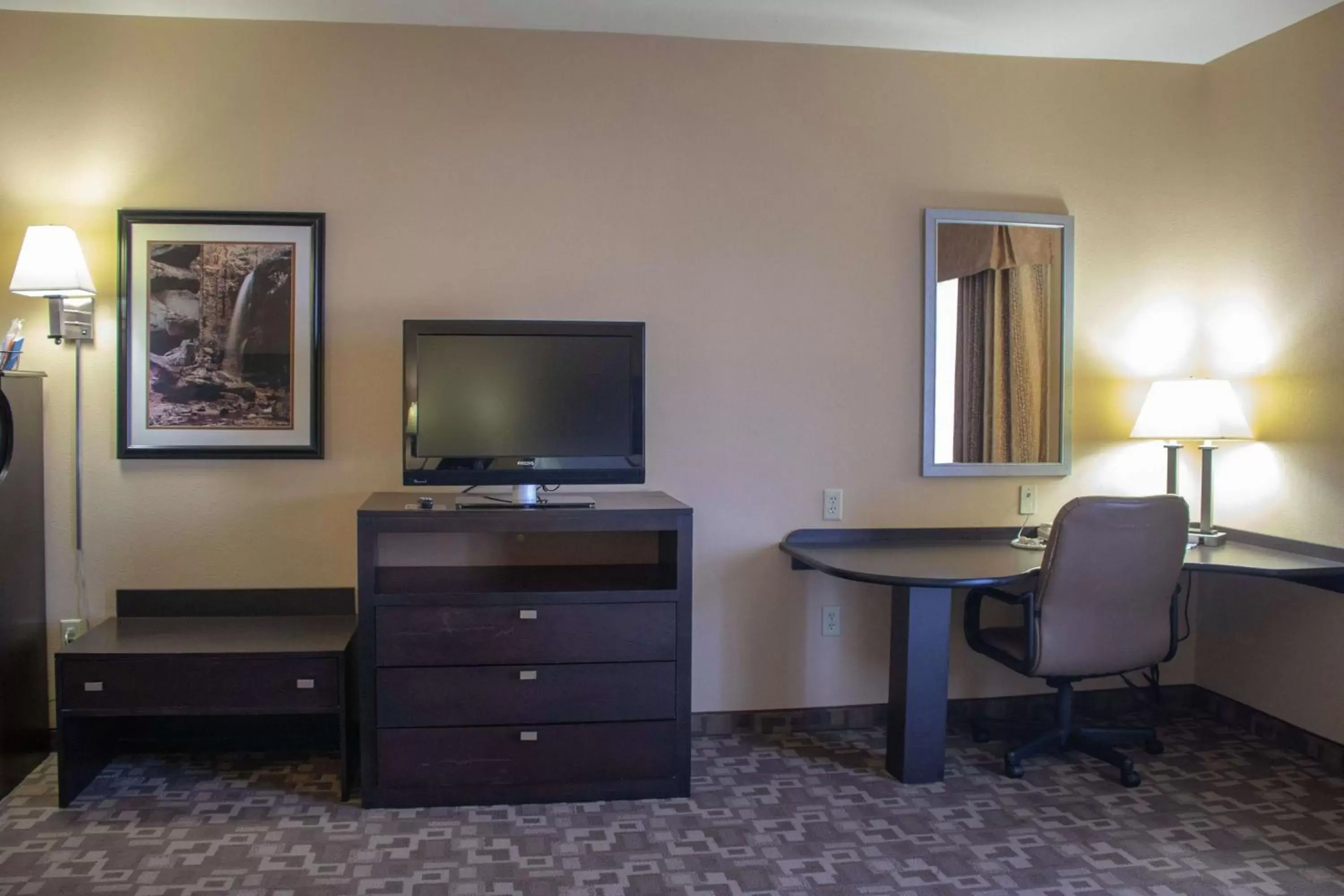 Bedroom, TV/Entertainment Center in Hampton Inn & Suites-Knoxville/North I-75