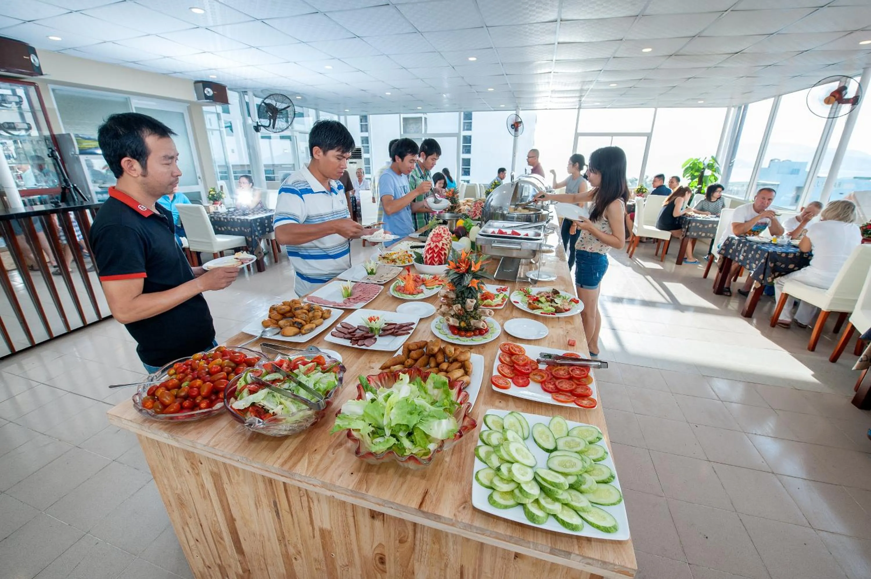 Restaurant/places to eat in Palm Beach Hotel