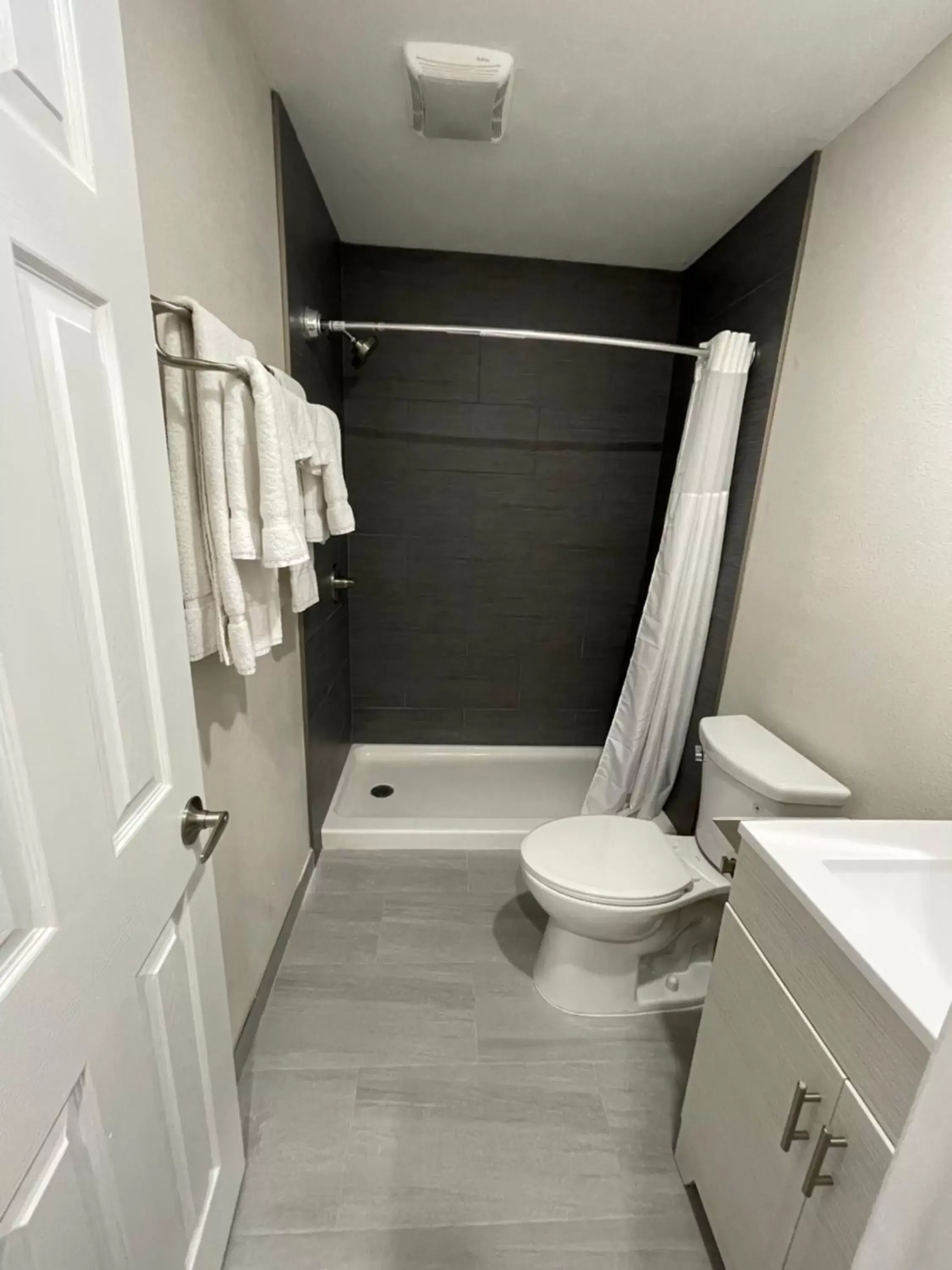 Shower, Bathroom in Fontana Inn
