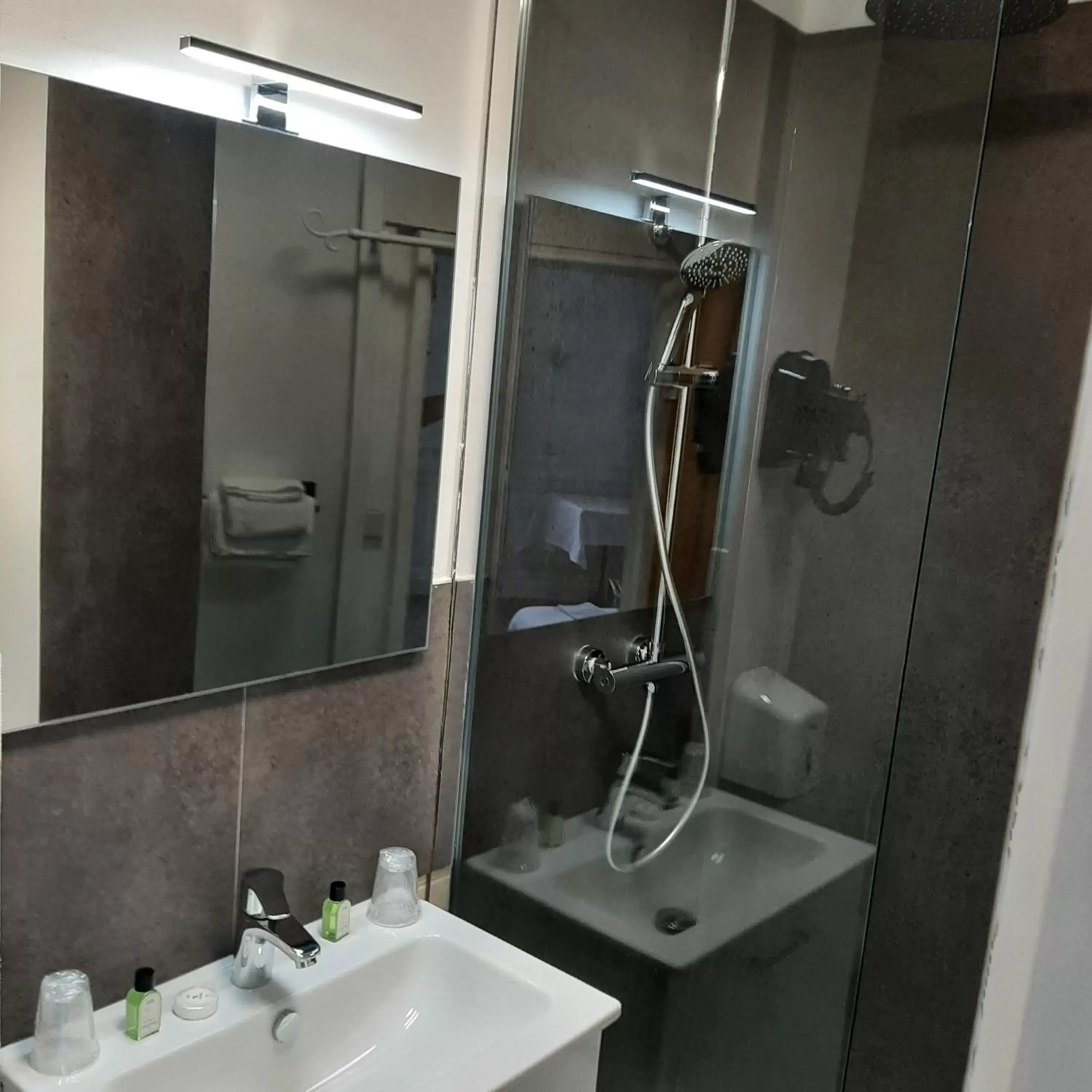 Shower, Bathroom in Hôtel Les Beaux Arts- Limoges Hypercentre