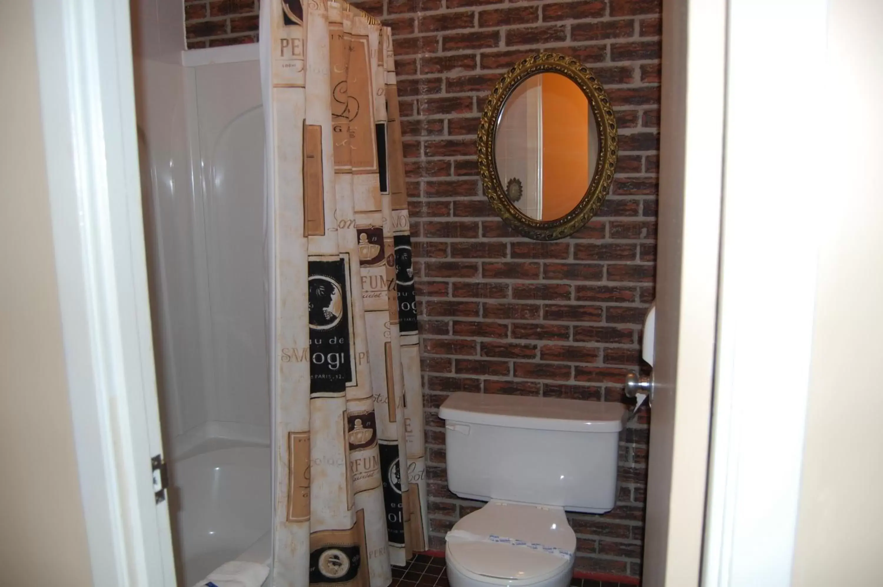 Toilet, Bathroom in Auberge Godard