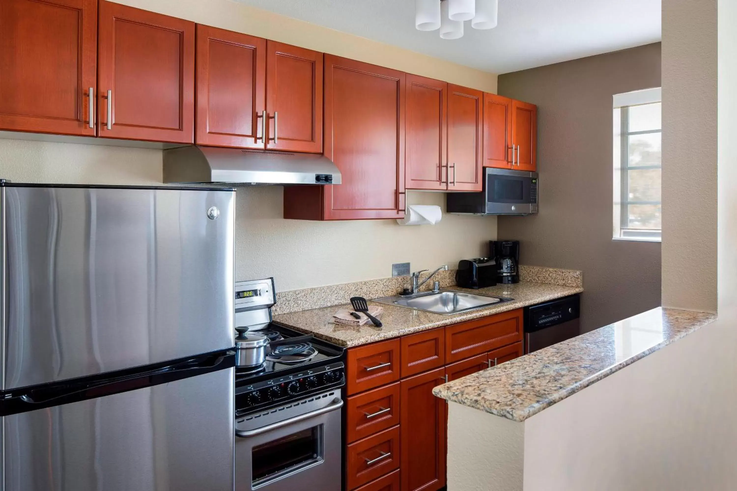 Bedroom, Kitchen/Kitchenette in TownePlace Suites Milpitas Silicon Valley