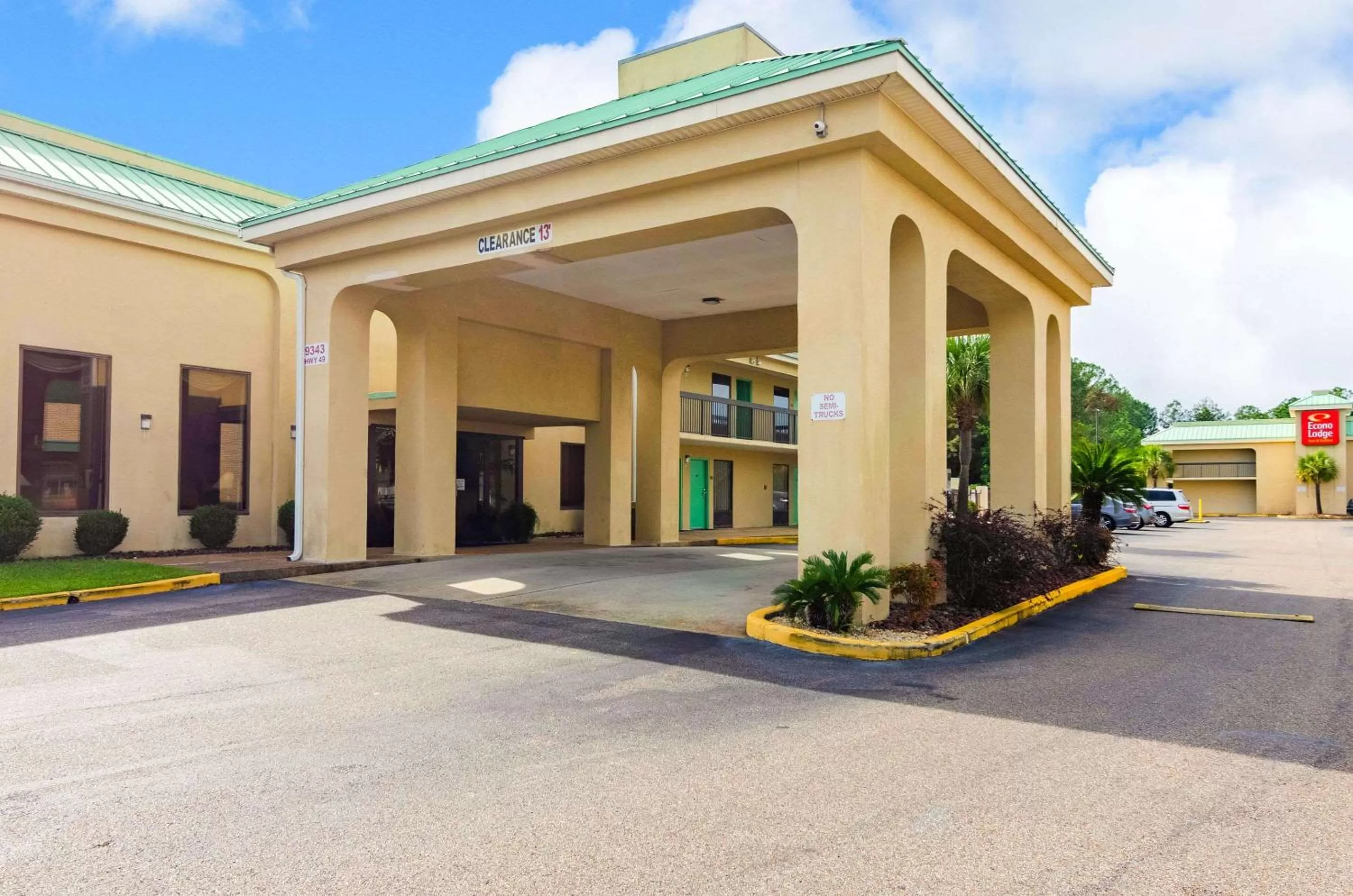 Property building in Econo Lodge Inn & Suites Gulfport Airport