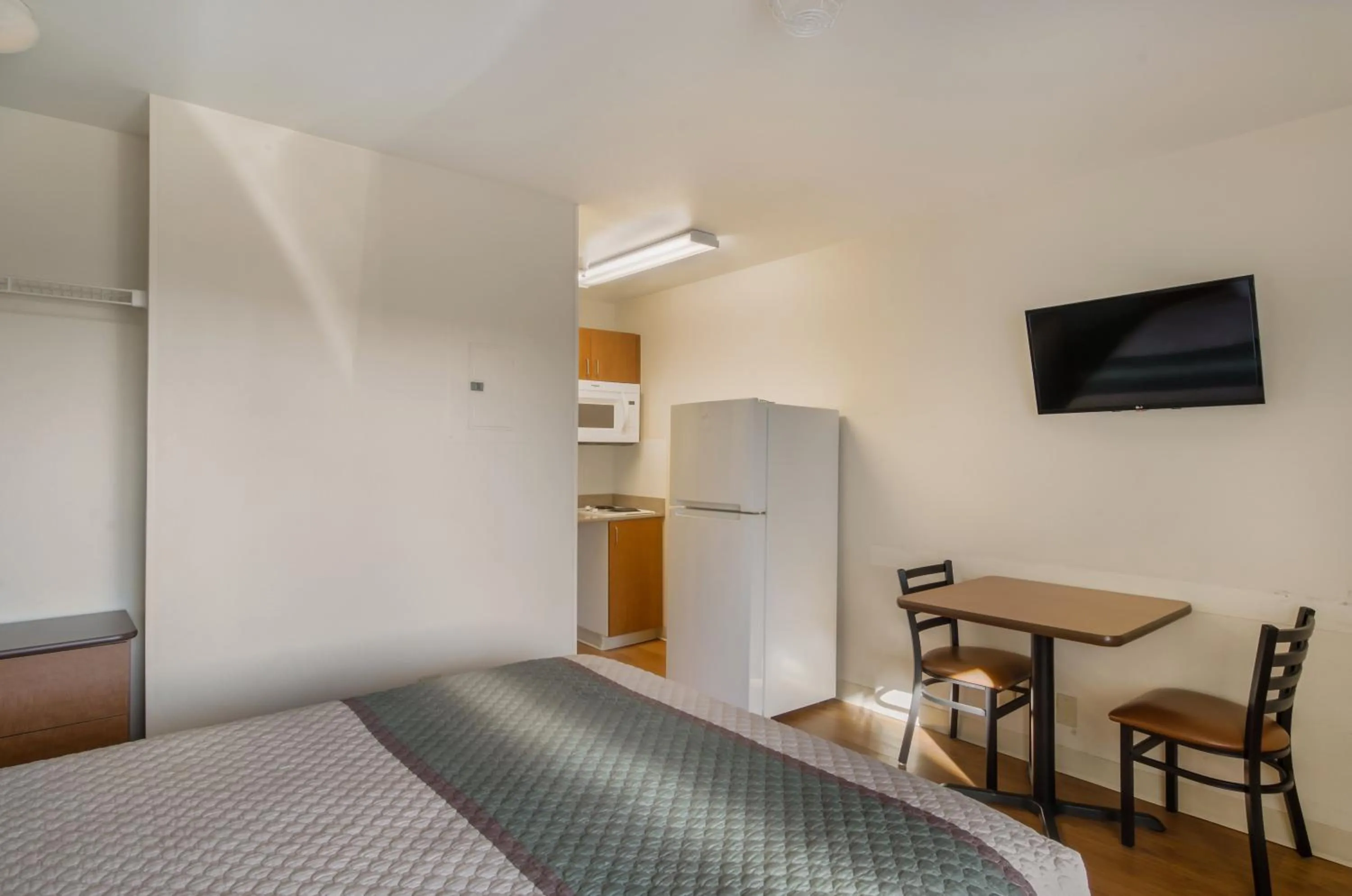 Photo of the whole room, Bed in HomeTowne Studios by Red Roof Denver - Airport/Aurora