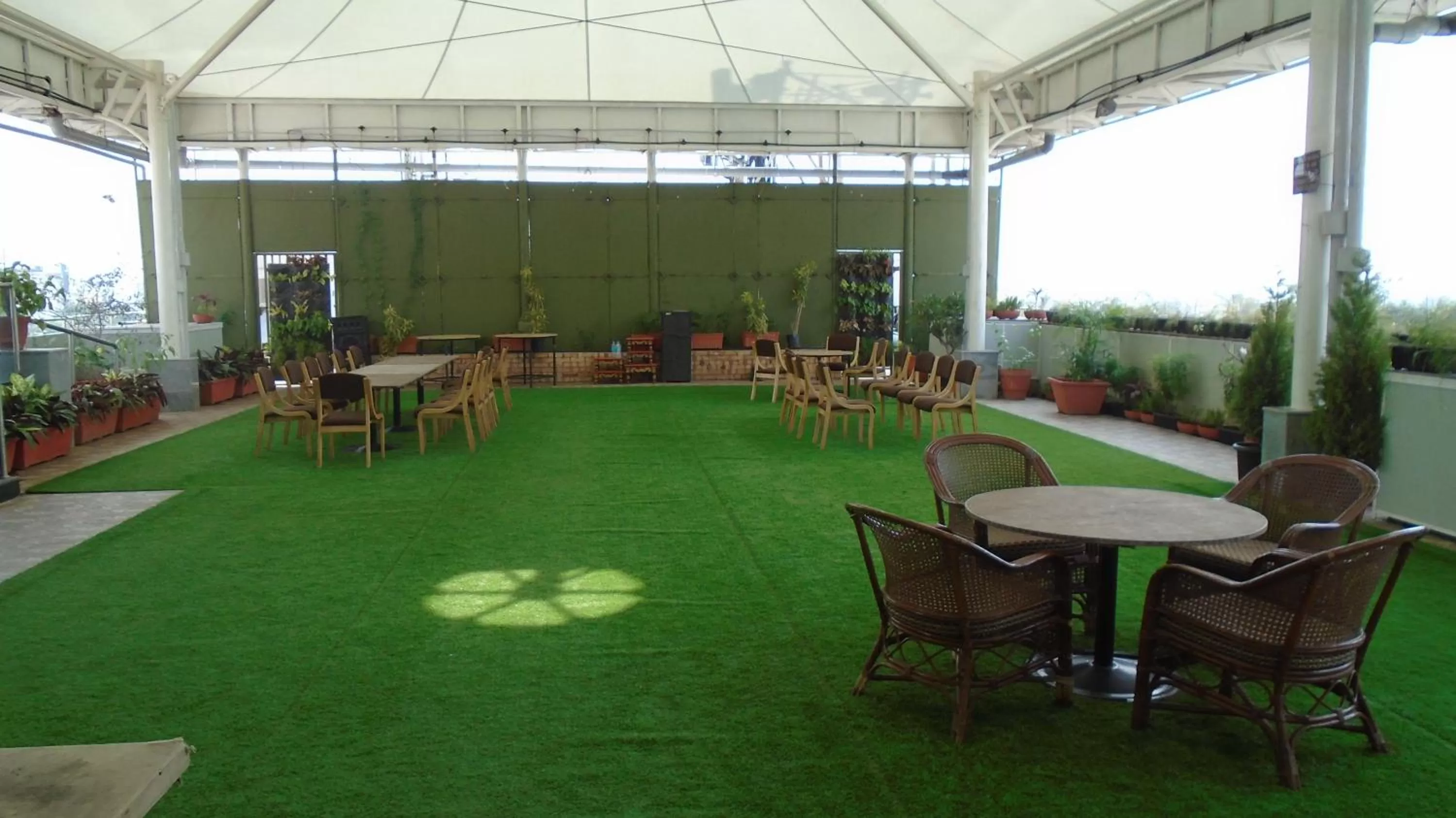 Restaurant/places to eat in Hotel Vrishali Executive