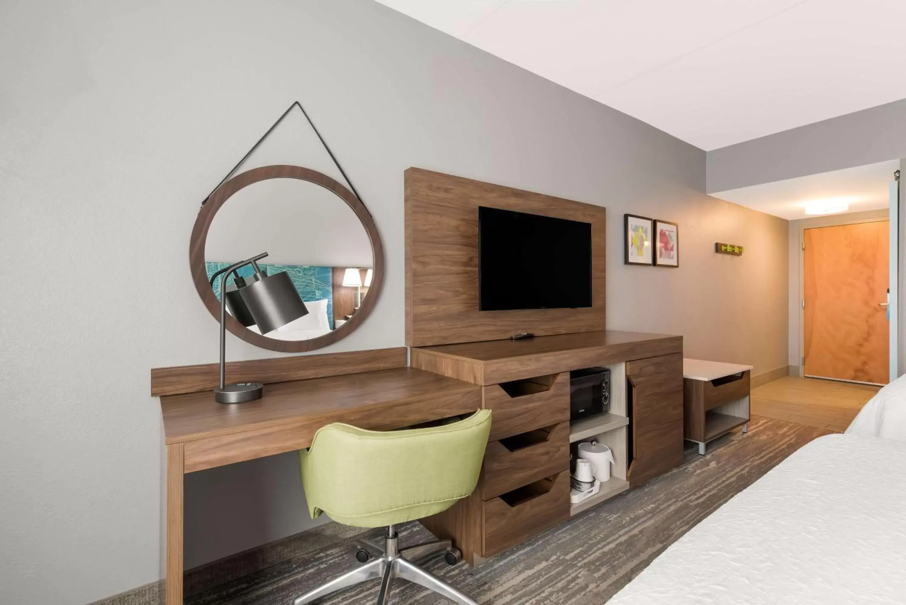 Bedroom, TV/Entertainment Center in Hampton Inn & Suites Charlotte-Airport