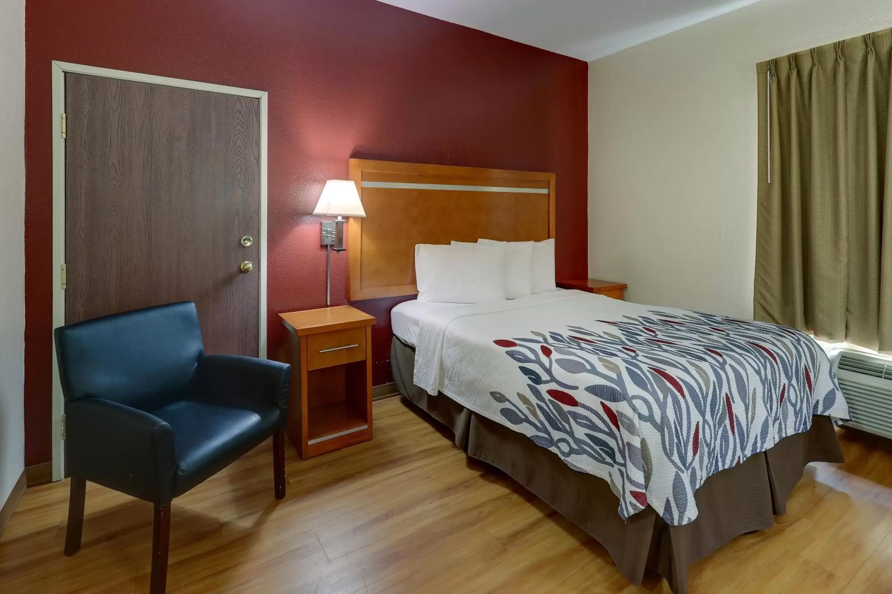 Bedroom, Bed in Red Roof Inn Springfield, OH