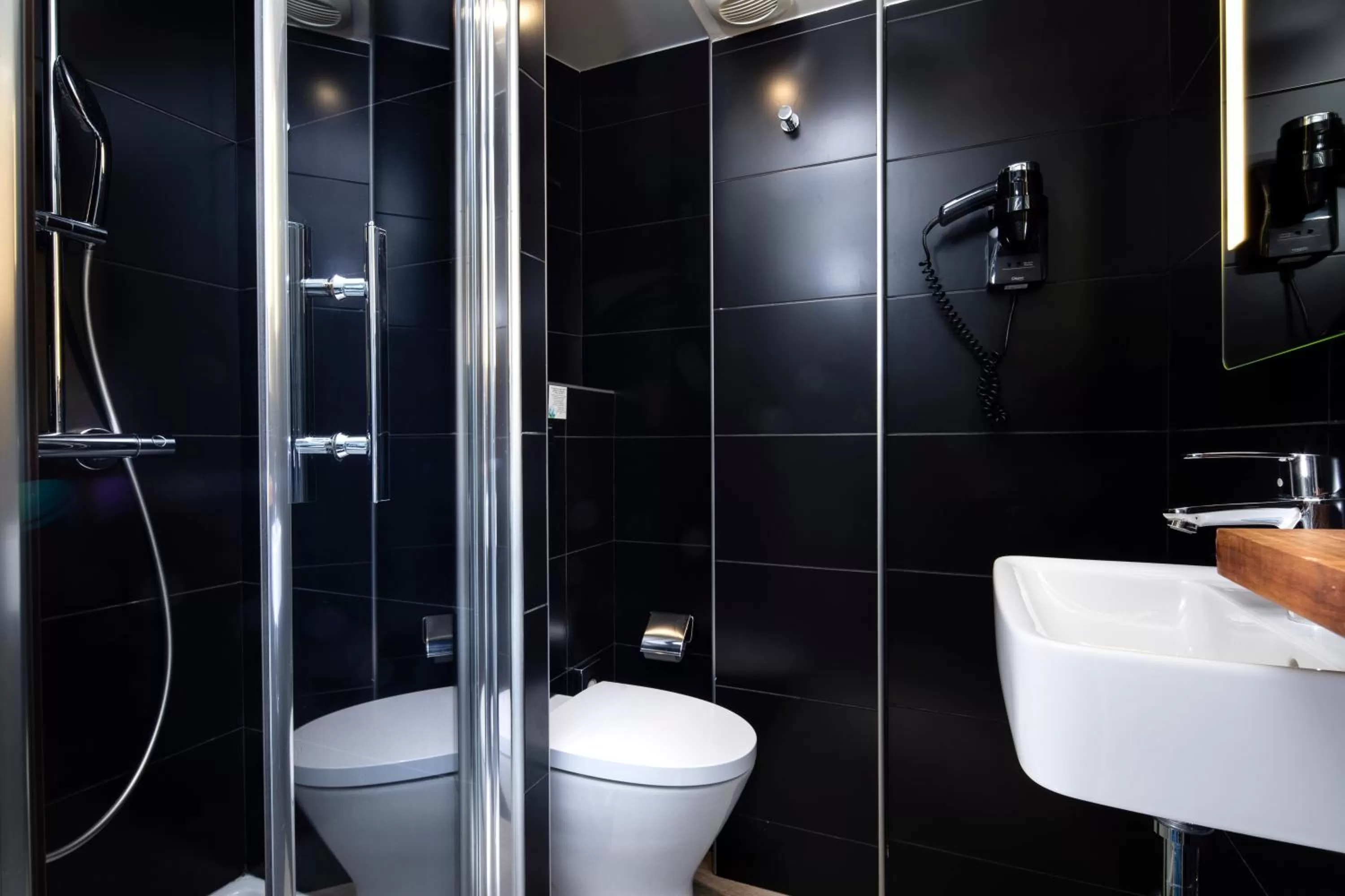 Bathroom in Hôtel Marais Hôme