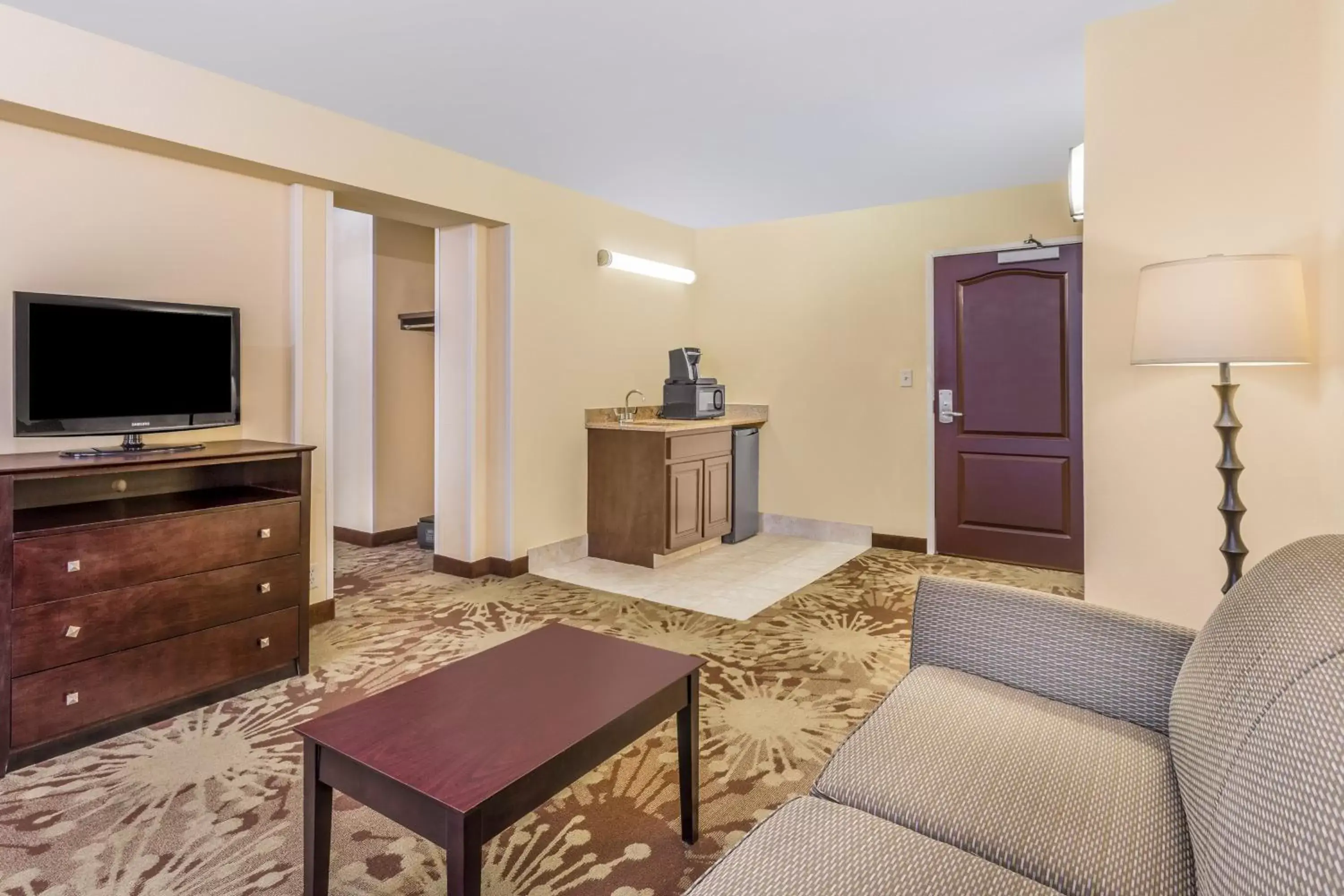 Bedroom, Seating Area in Holiday Inn Chicago North - Gurnee, an IHG Hotel