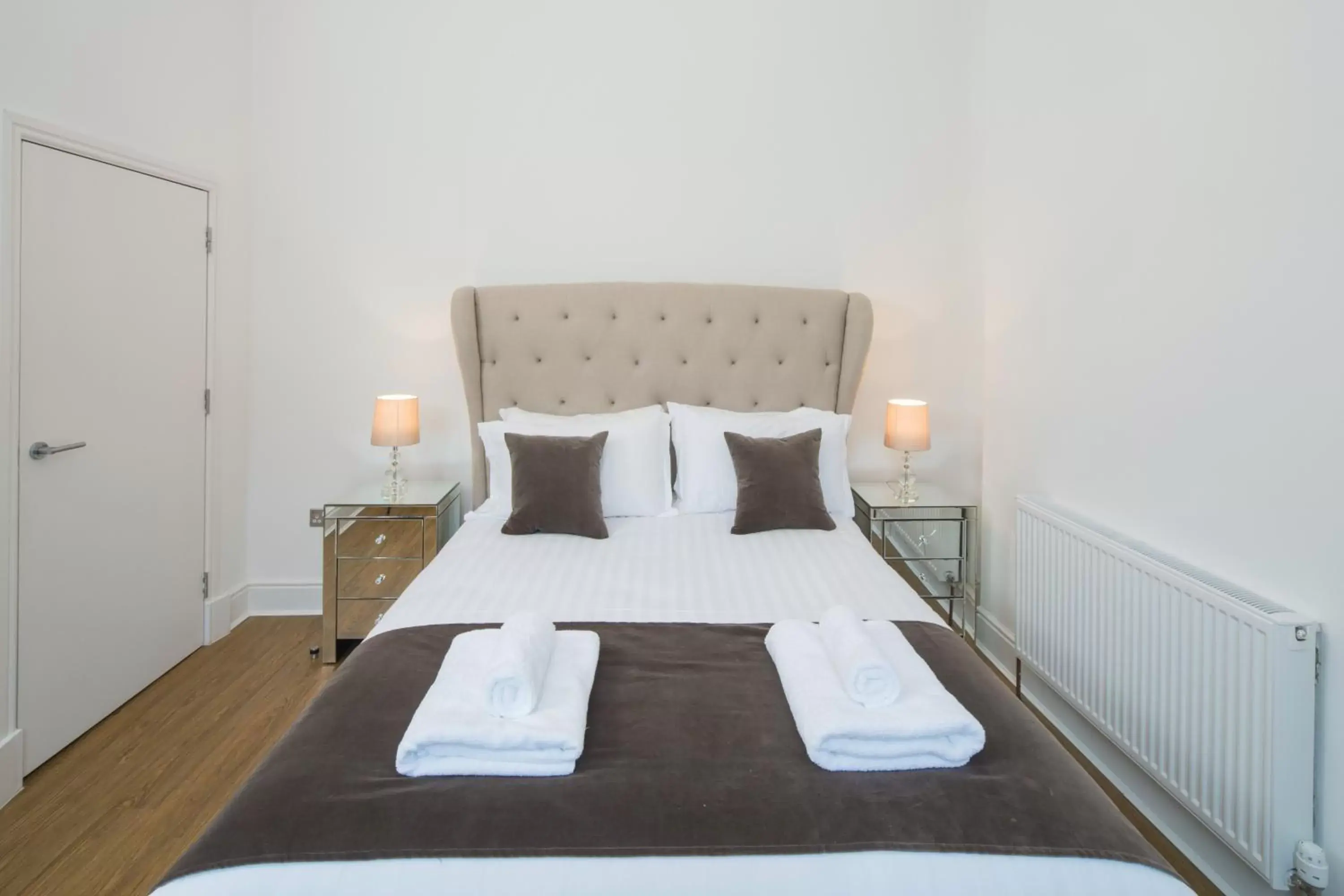 Bedroom, Bed in Edinburgh Castle Apartments