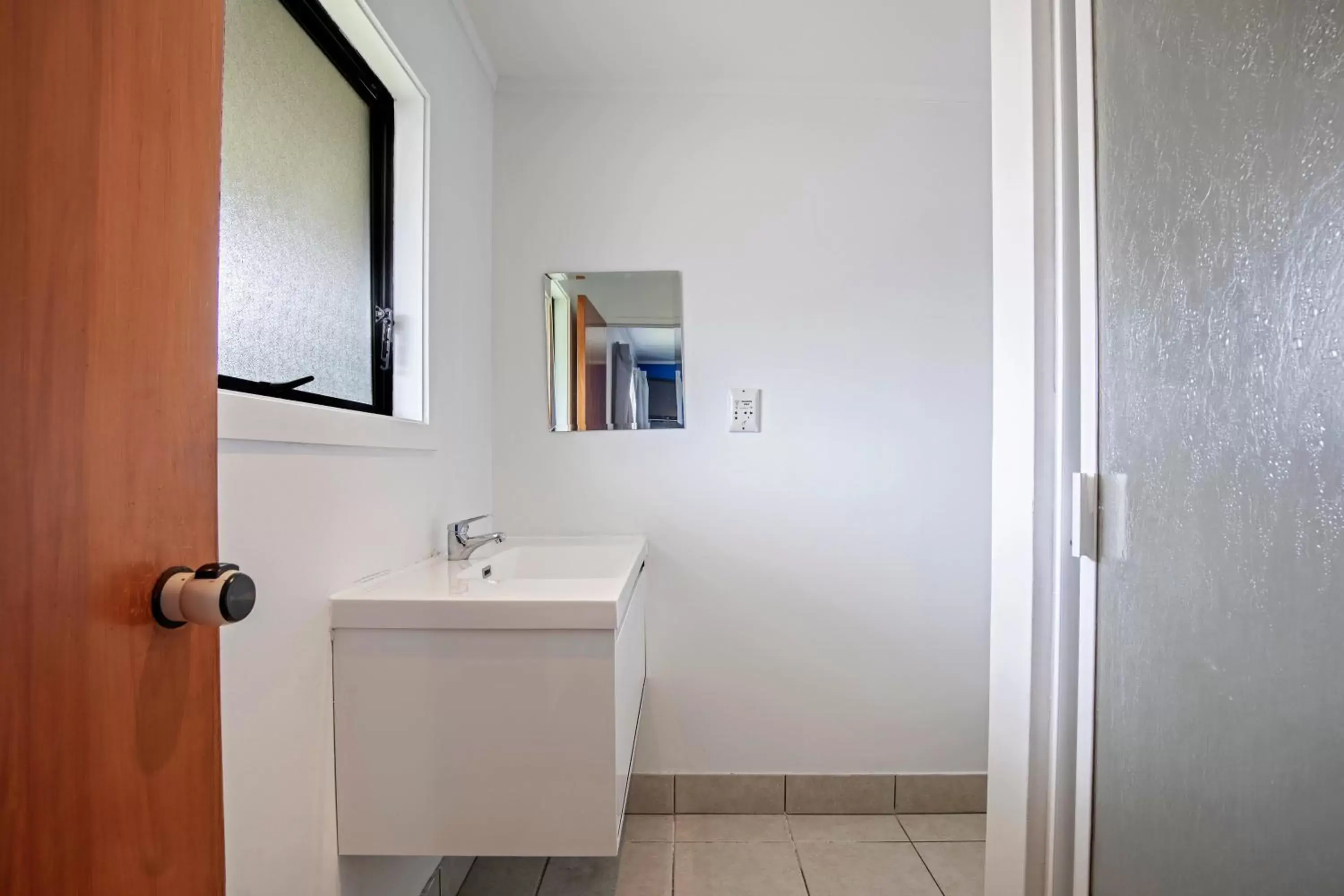 Bathroom in Oakwood Manor Motor Lodge