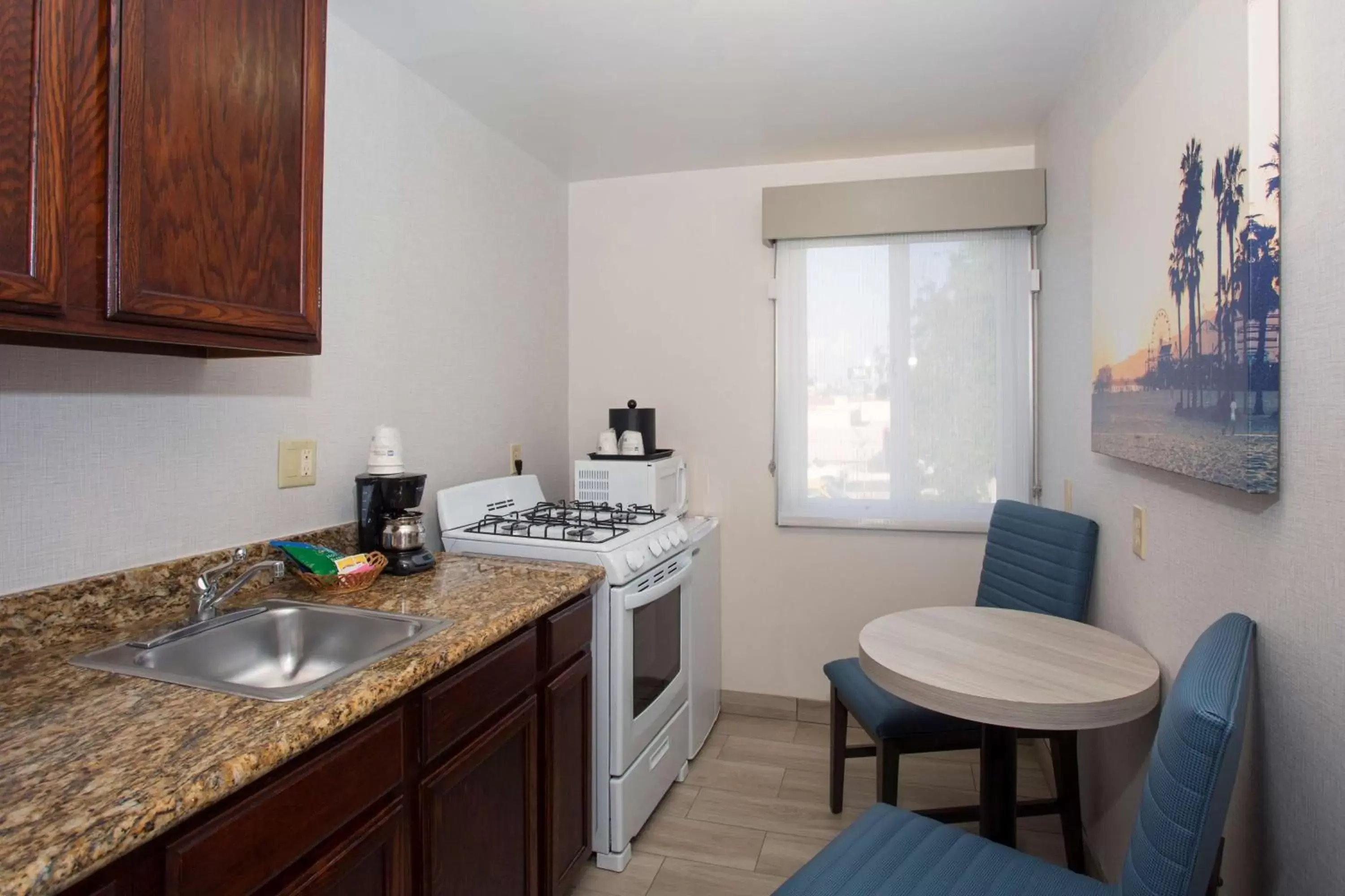Photo of the whole room, Kitchen/Kitchenette in SureStay Hotel by Best Western Santa Monica