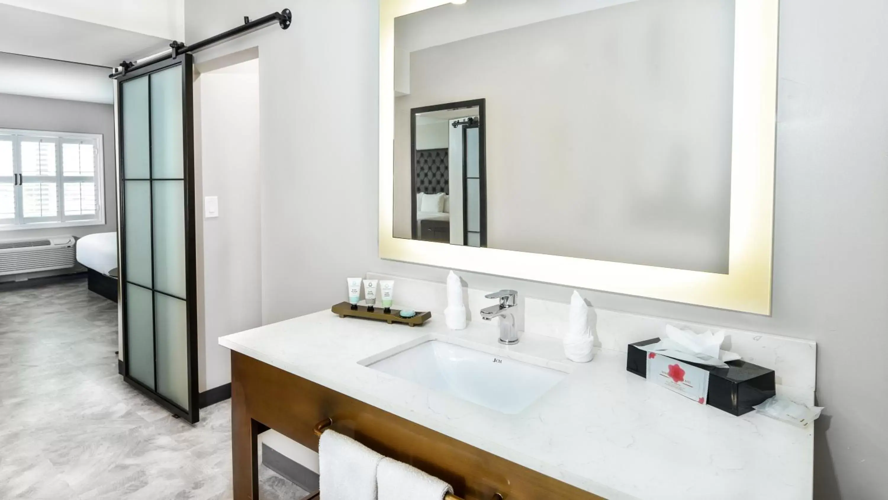 Bathroom in Hollywood Inn Suites Hotel
