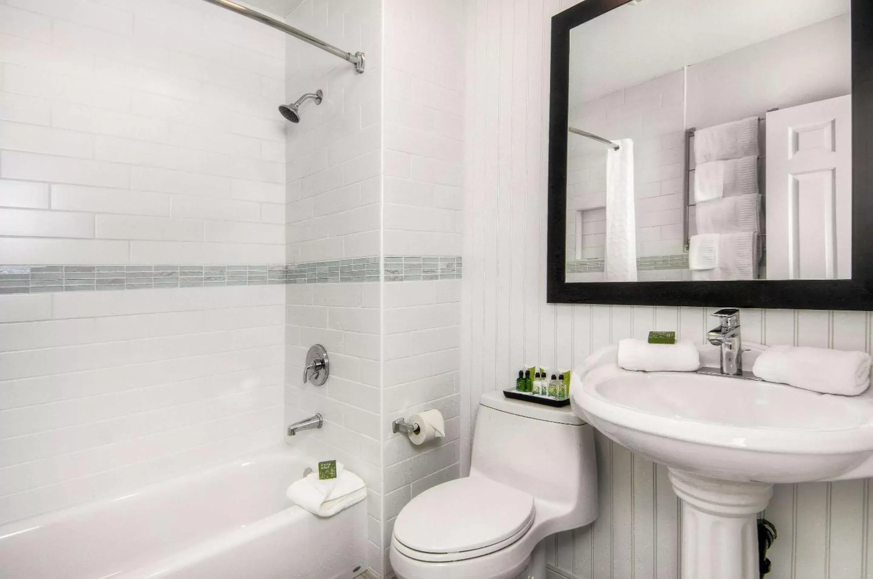 Photo of the whole room, Bathroom in Aggie Inn, Ascend Hotel Collection