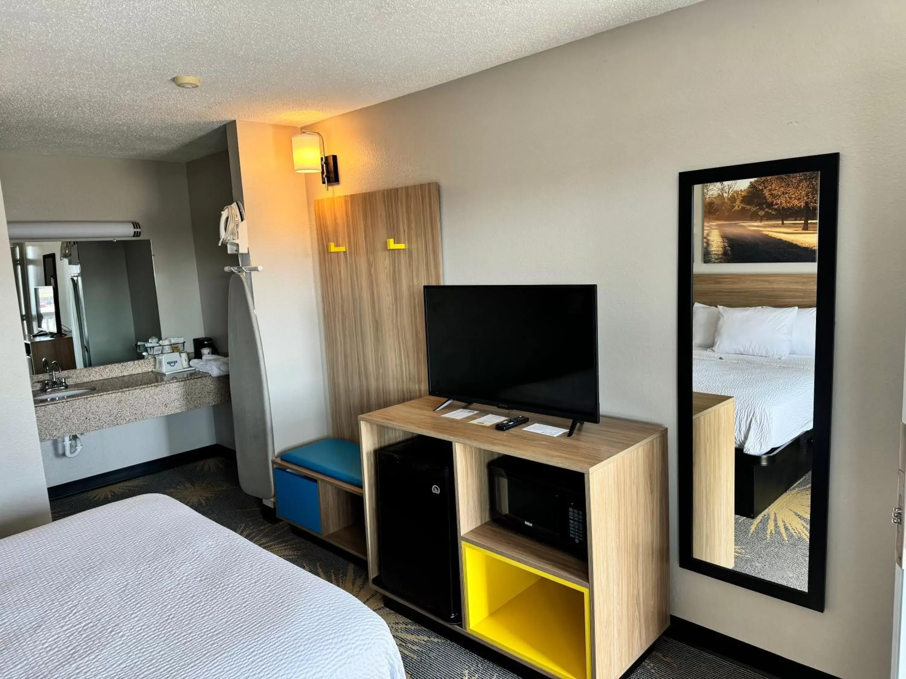 TV and multimedia, TV/Entertainment Center in Days Inn by Wyndham Cloverdale Greencastle