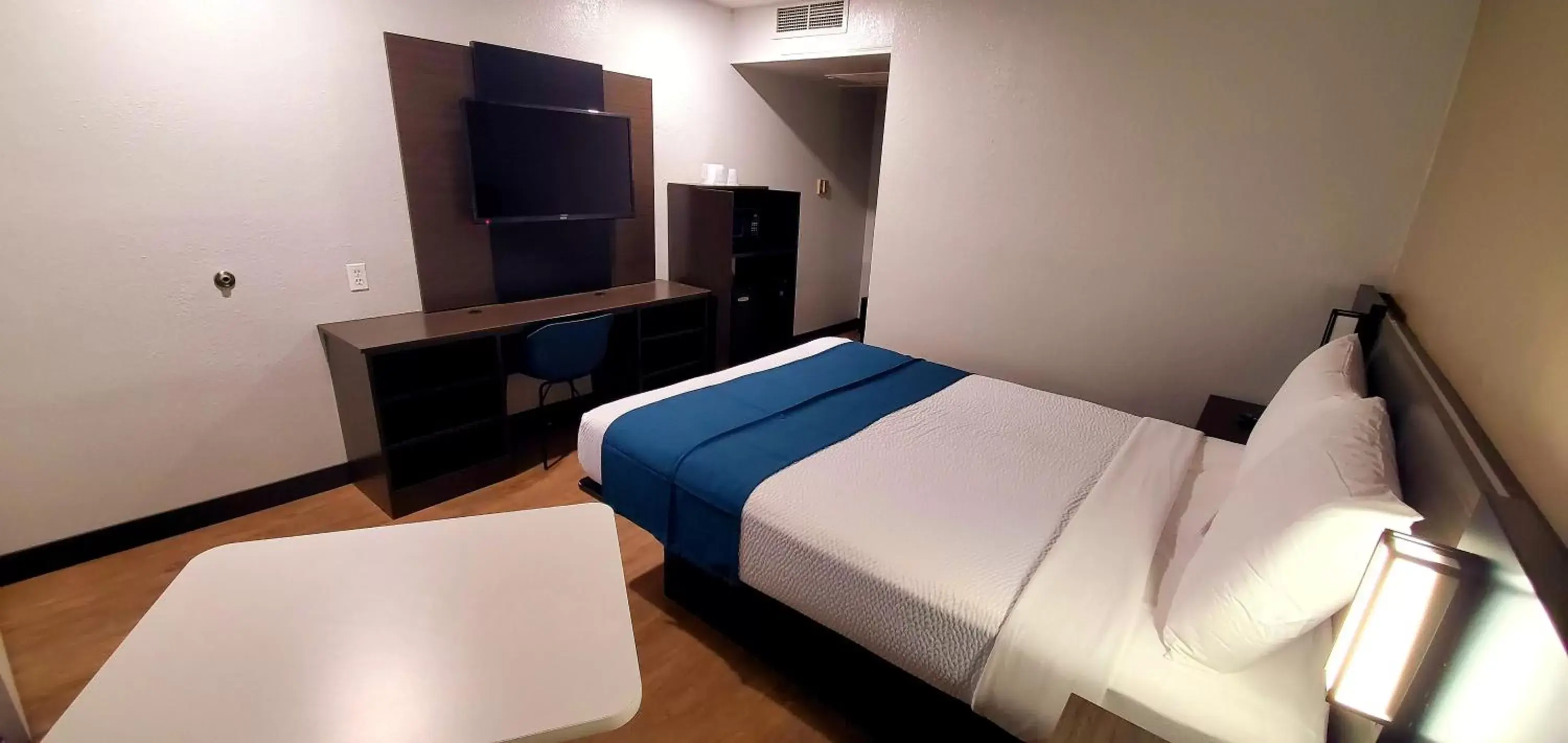 Photo of the whole room, Bed in Motel 6-Palmdale, CA