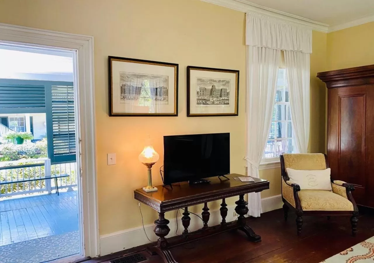 Seating area, TV/Entertainment Center in Linden - A Historic Bed and Breakfast