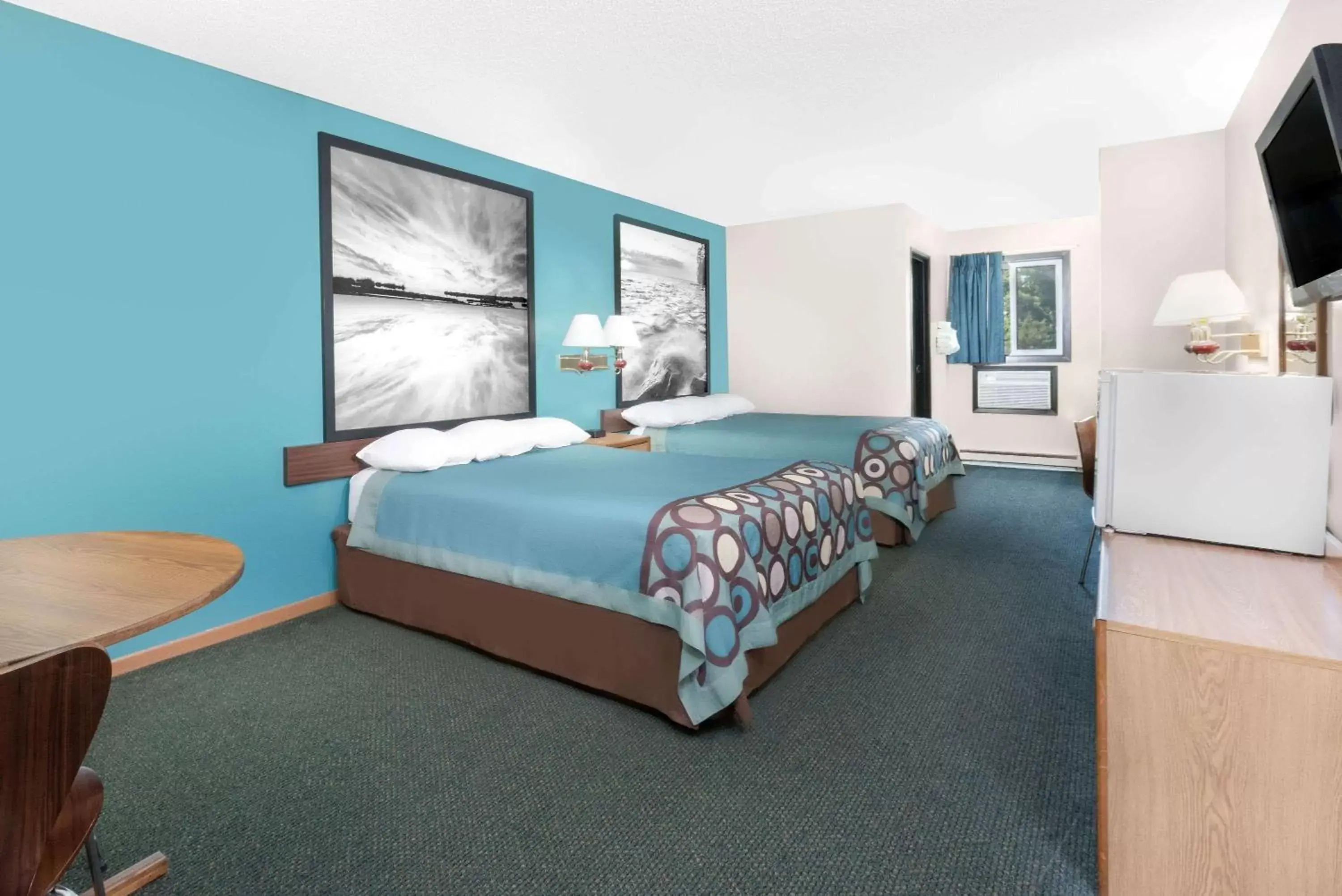 Photo of the whole room, Bed in Super 8 by Wyndham Huron