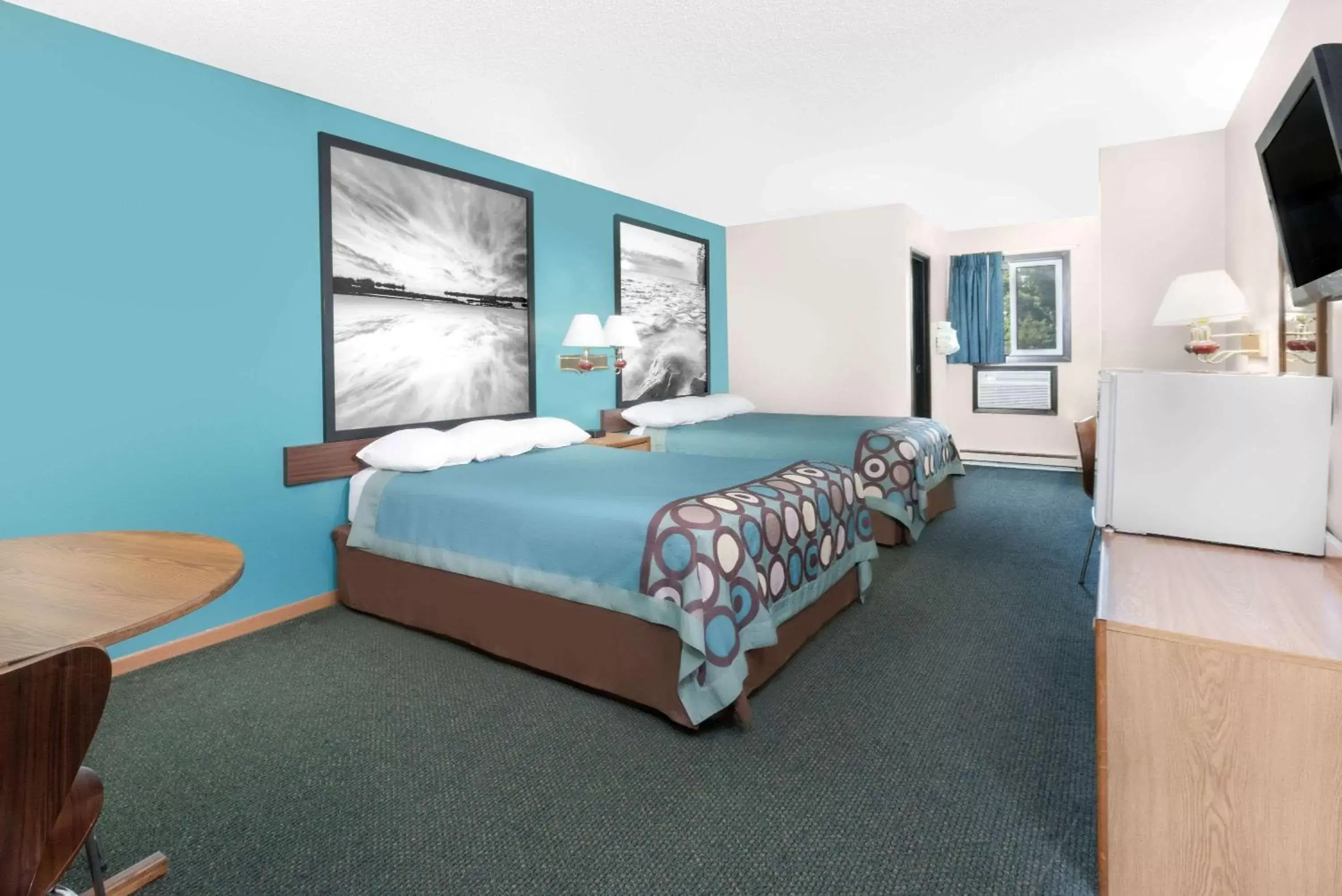 Photo of the whole room, Bed in Super 8 by Wyndham Huron Photo of the whole room, Bed in Super 8 by Wyndham Huron