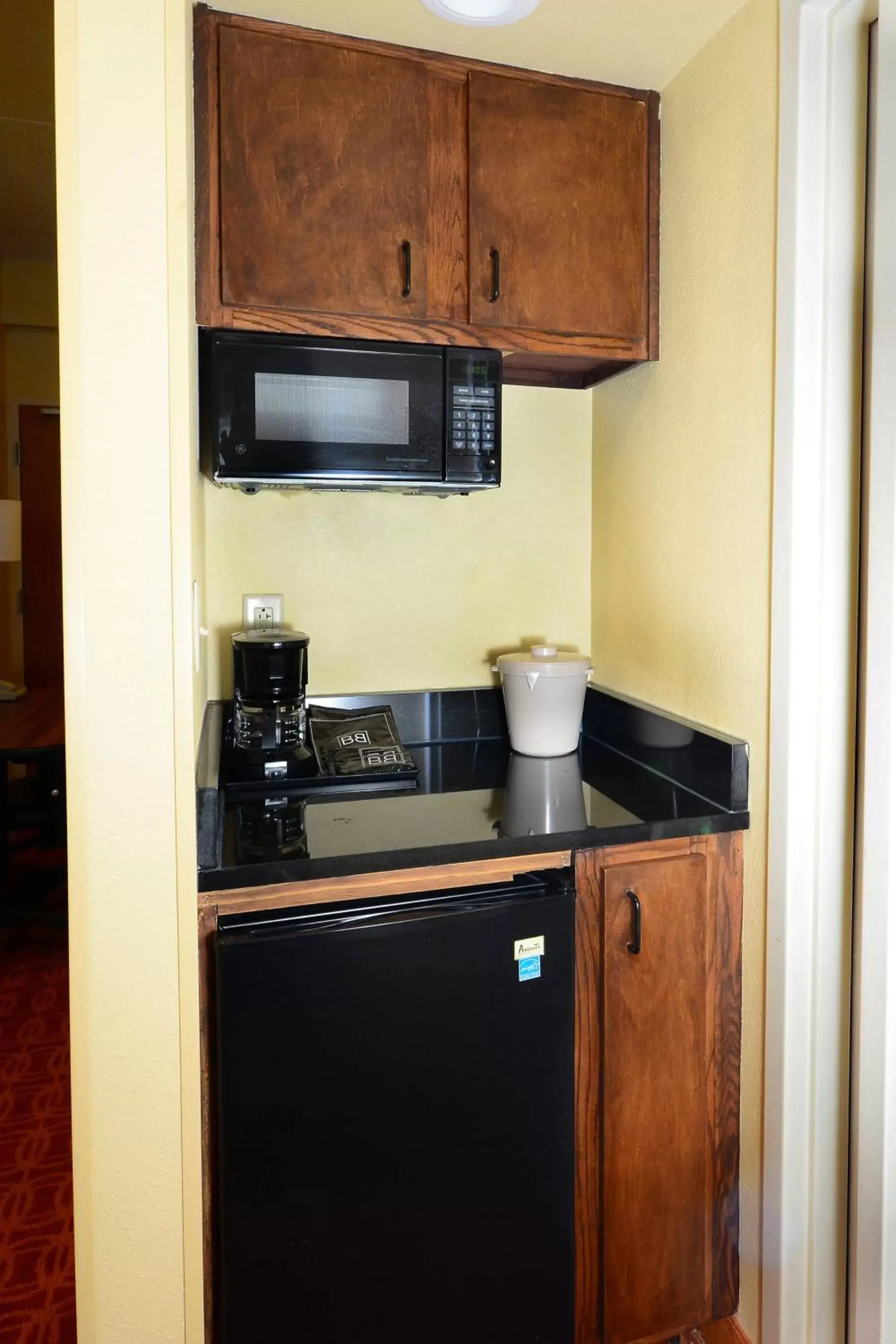 Photo of the whole room, Kitchen/Kitchenette in Fairfield Inn and Suites by Marriott Winston Salem/Hanes