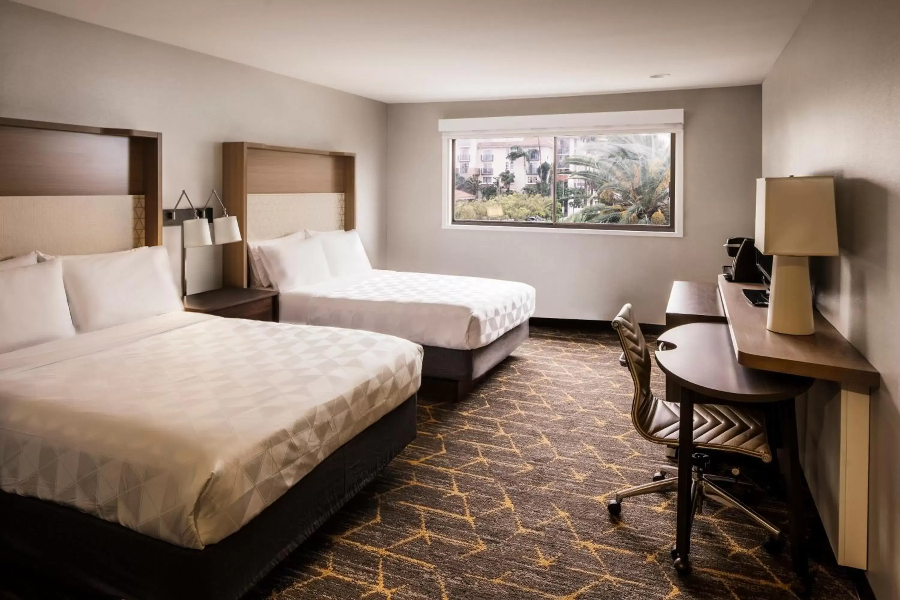 Photo of the whole room, Bed in Holiday Inn Santa Ana-Orange County Airport, an IHG Hotel