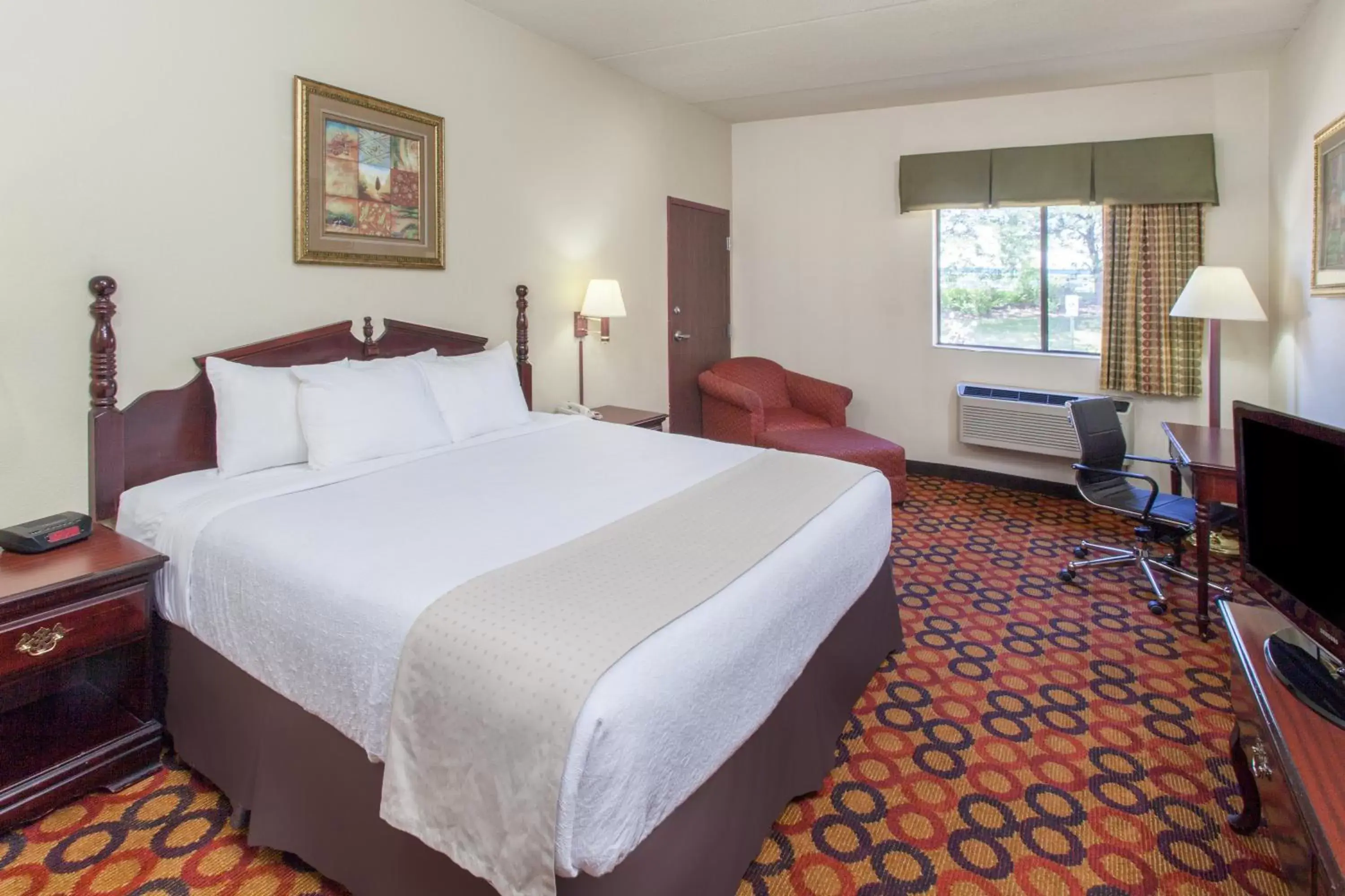 King Room with Bathtub - Mobility Accessible/Non-Smoking in Ramada by Wyndham Bolingbrook