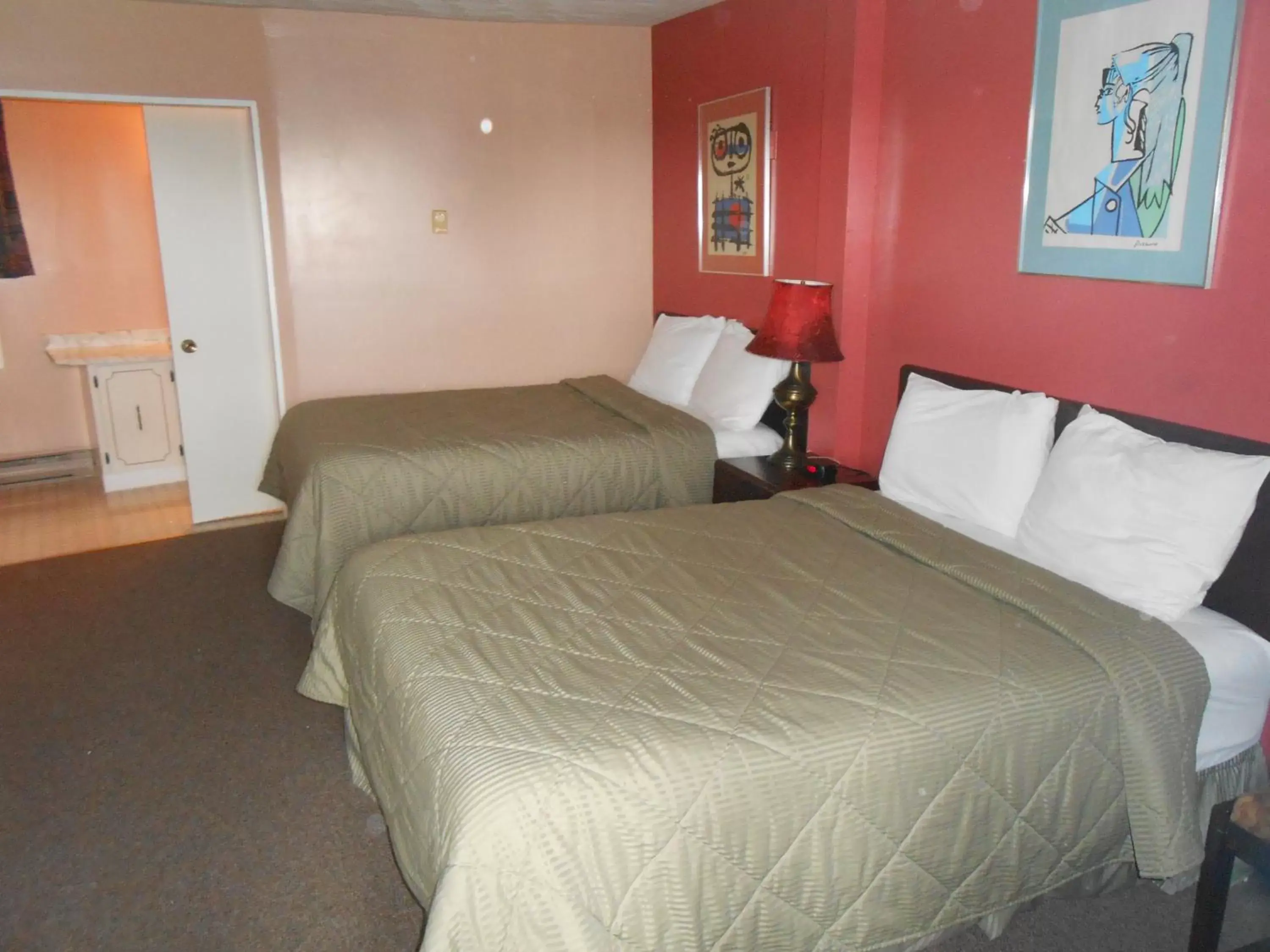 Bedroom, Bed in Aquarius Motel