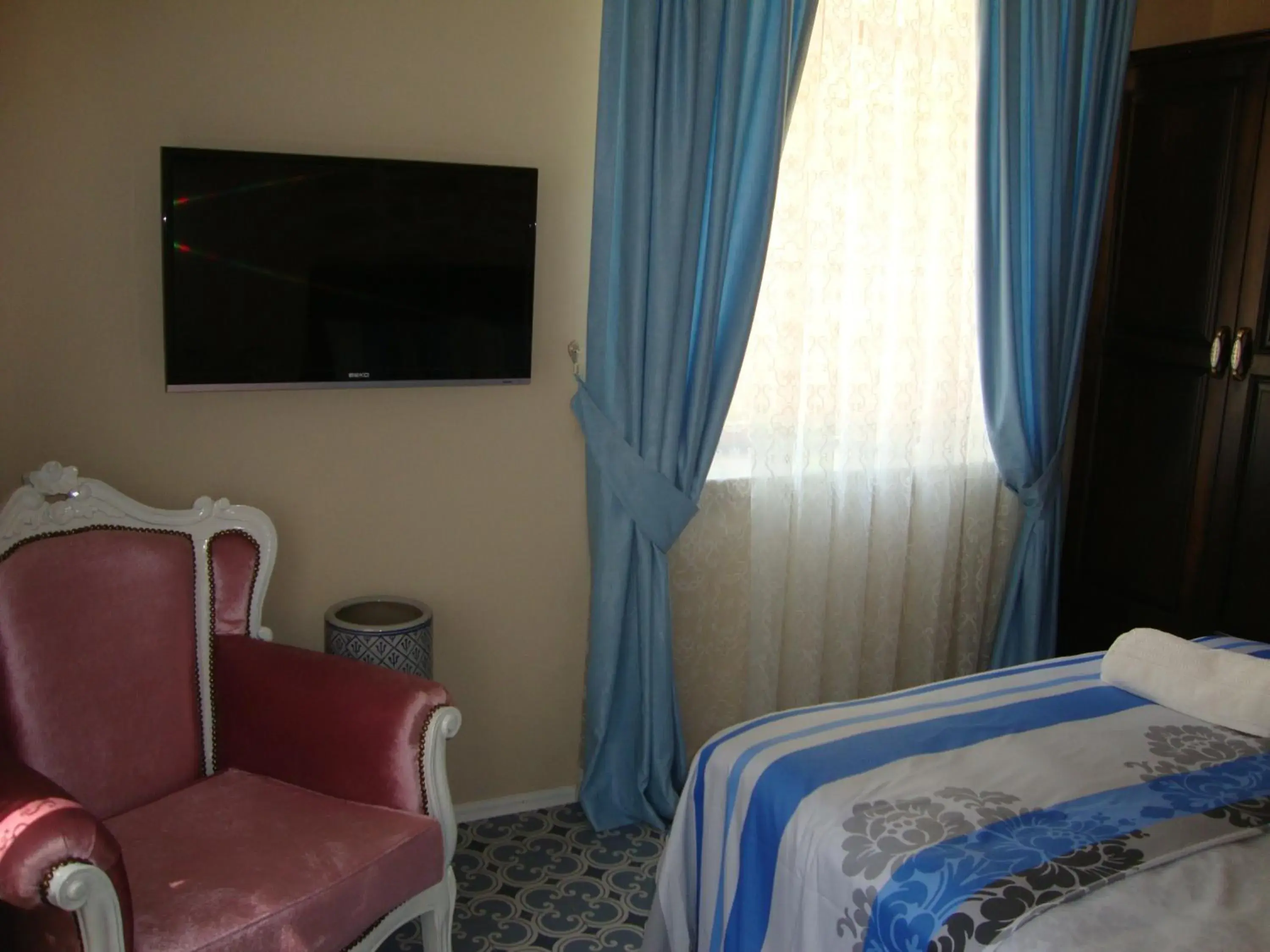 Bed, TV/Entertainment Center in Lemon Villa Hotel - Adult Only