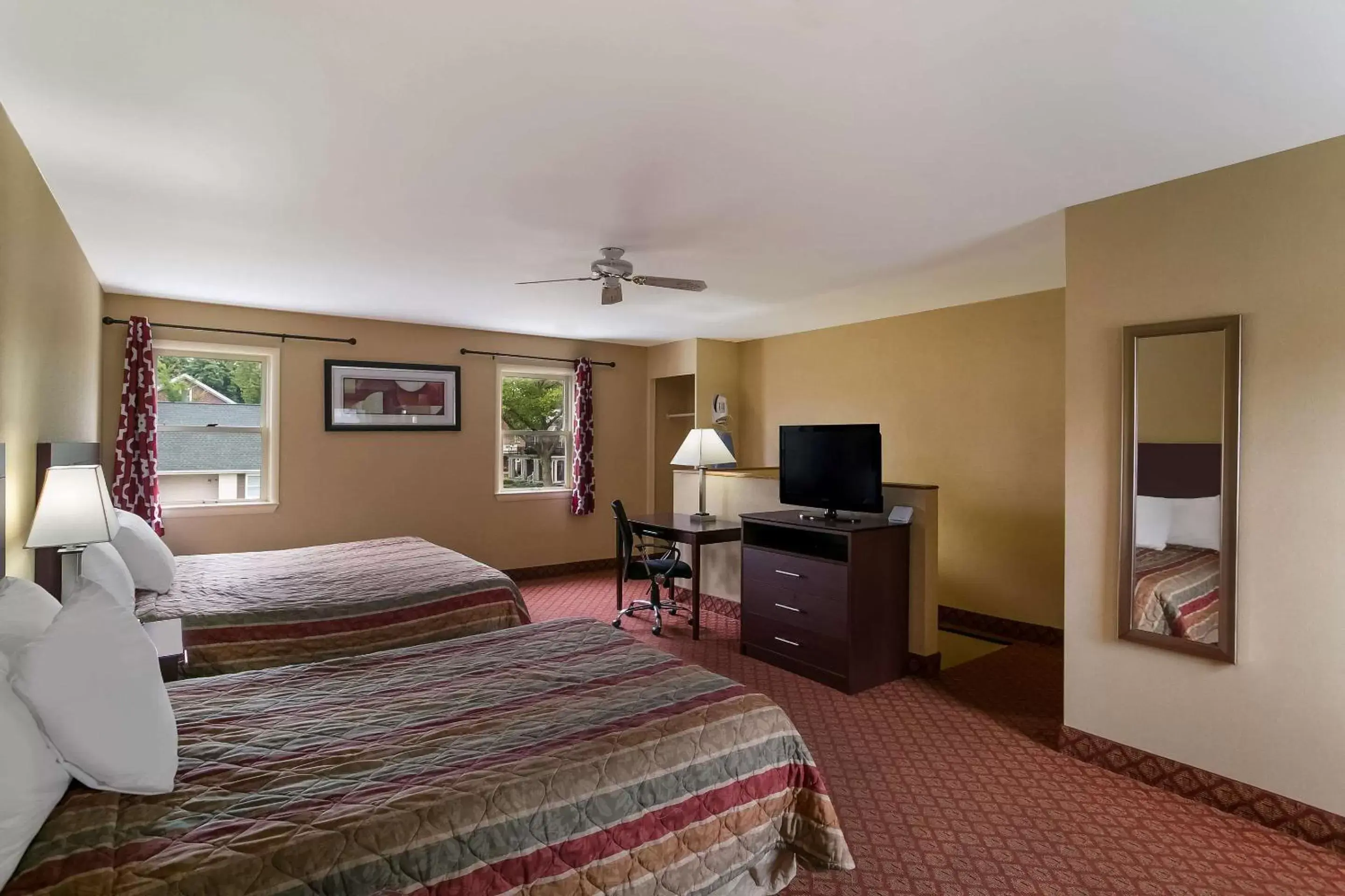 Bedroom, TV/Entertainment Center in Rodeway Inn & Suites Hershey