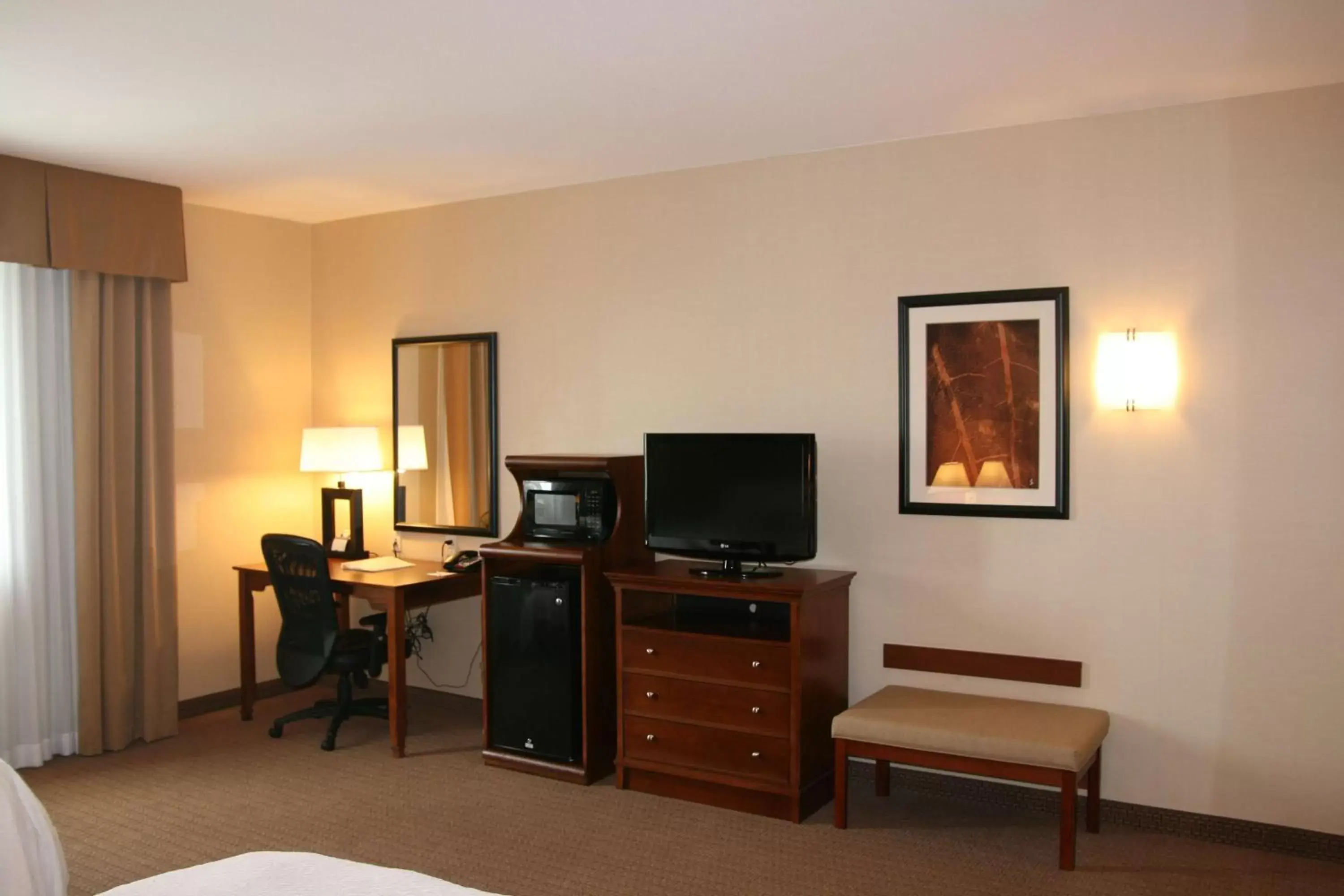 Bed, TV/Entertainment Center in Hampton Inn & Suites Folsom